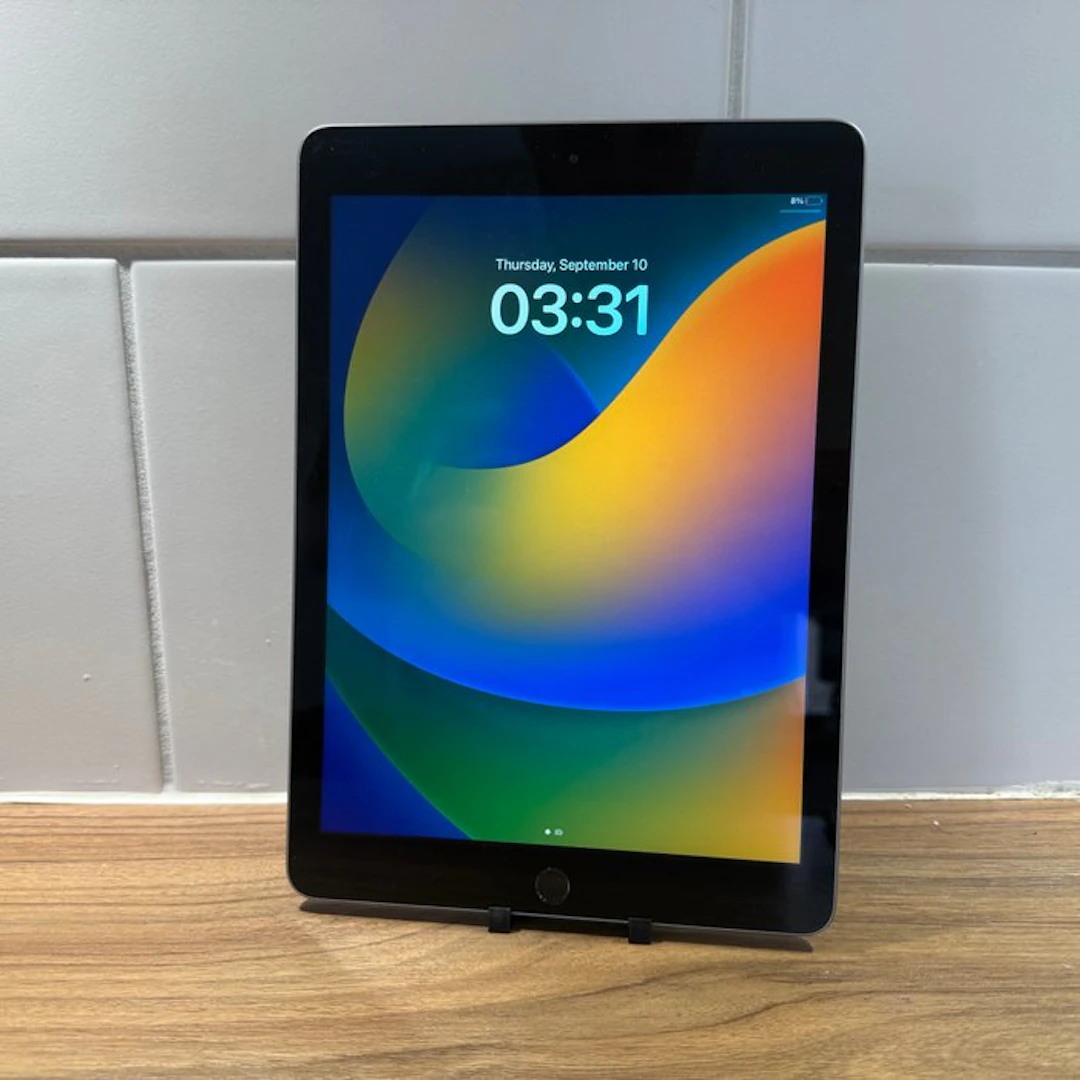 Apple iPad (5th Generation) 128GB Wifi - Mobile phone