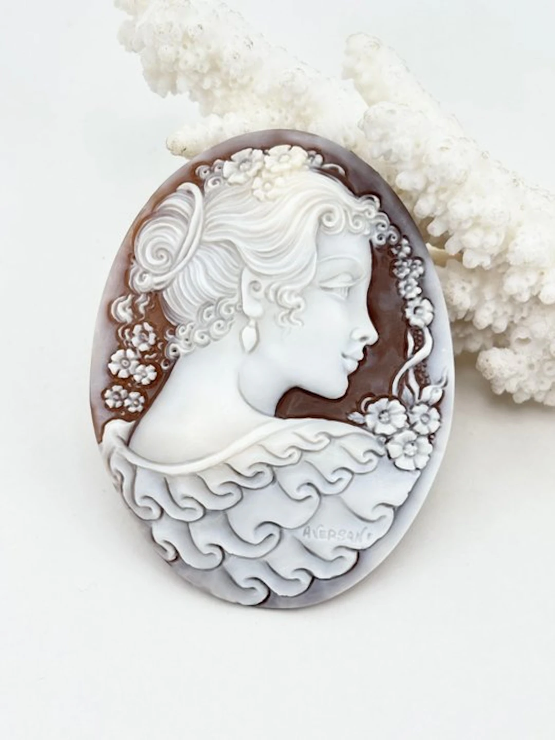 Cassis madagascariensis - Cameo - Hand-engraved cameo