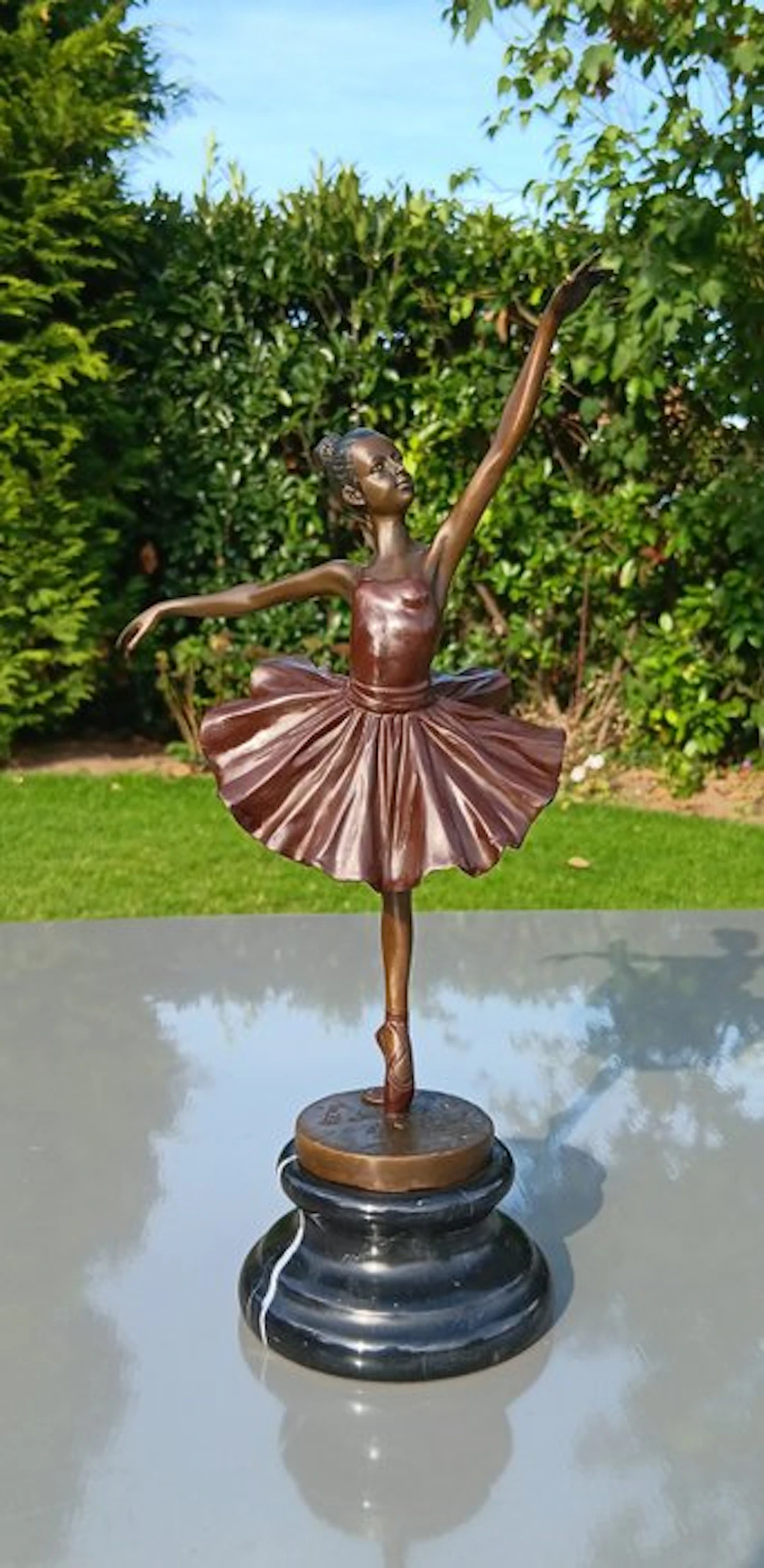 Sculpture, ballerina in rode jurk - 31 cm - Bronze