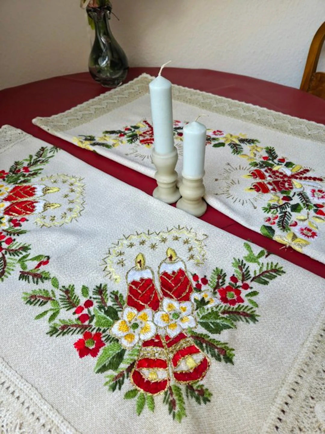Exklusives Set aus 2 weihnachtlichen Mitteldecken (80x80...