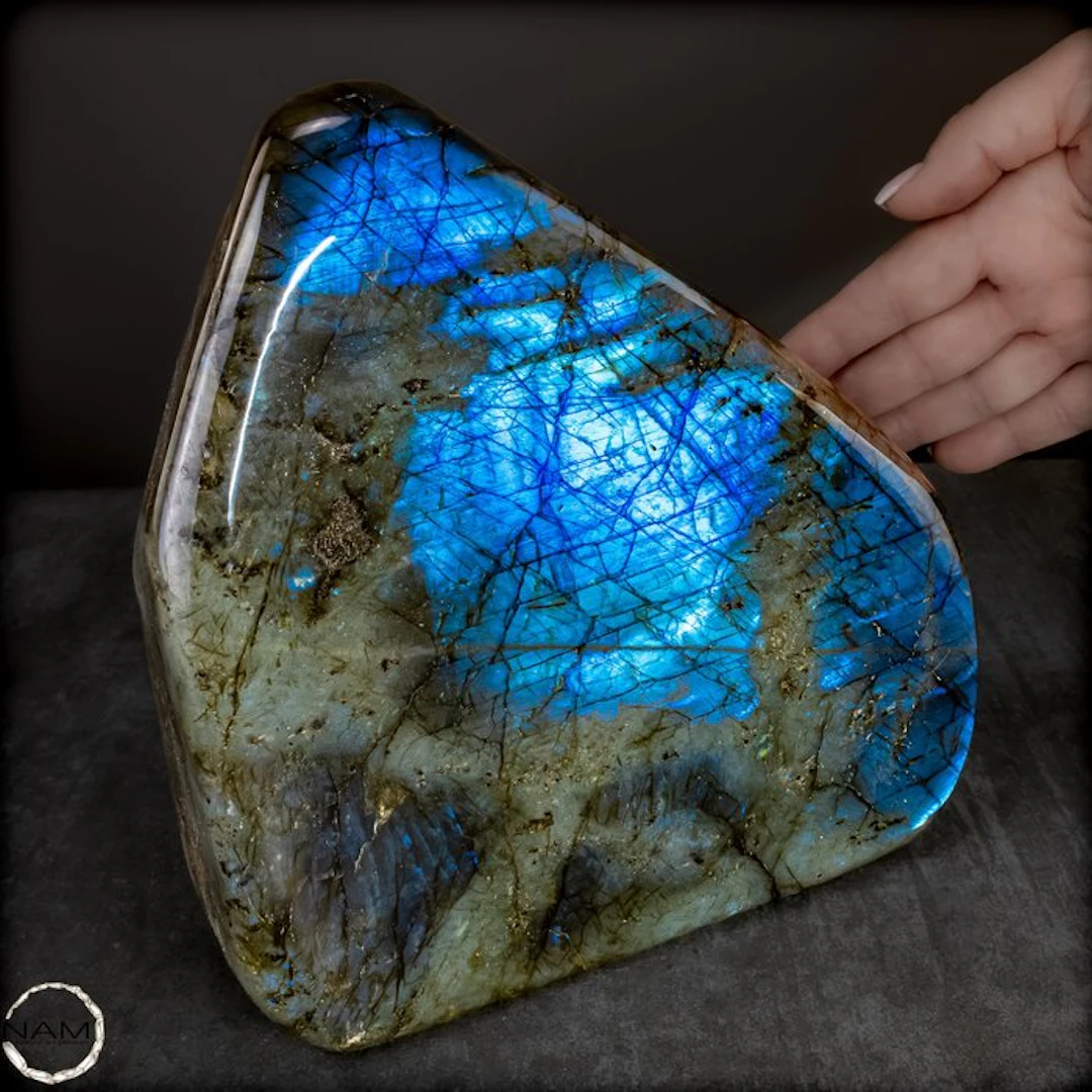 Natural labradorite from Madagascar – Nature's shimmering...