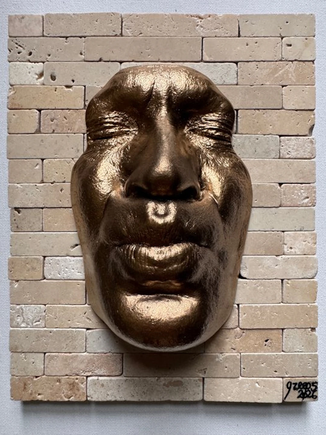Gregos - Golden effect kiss on bricks