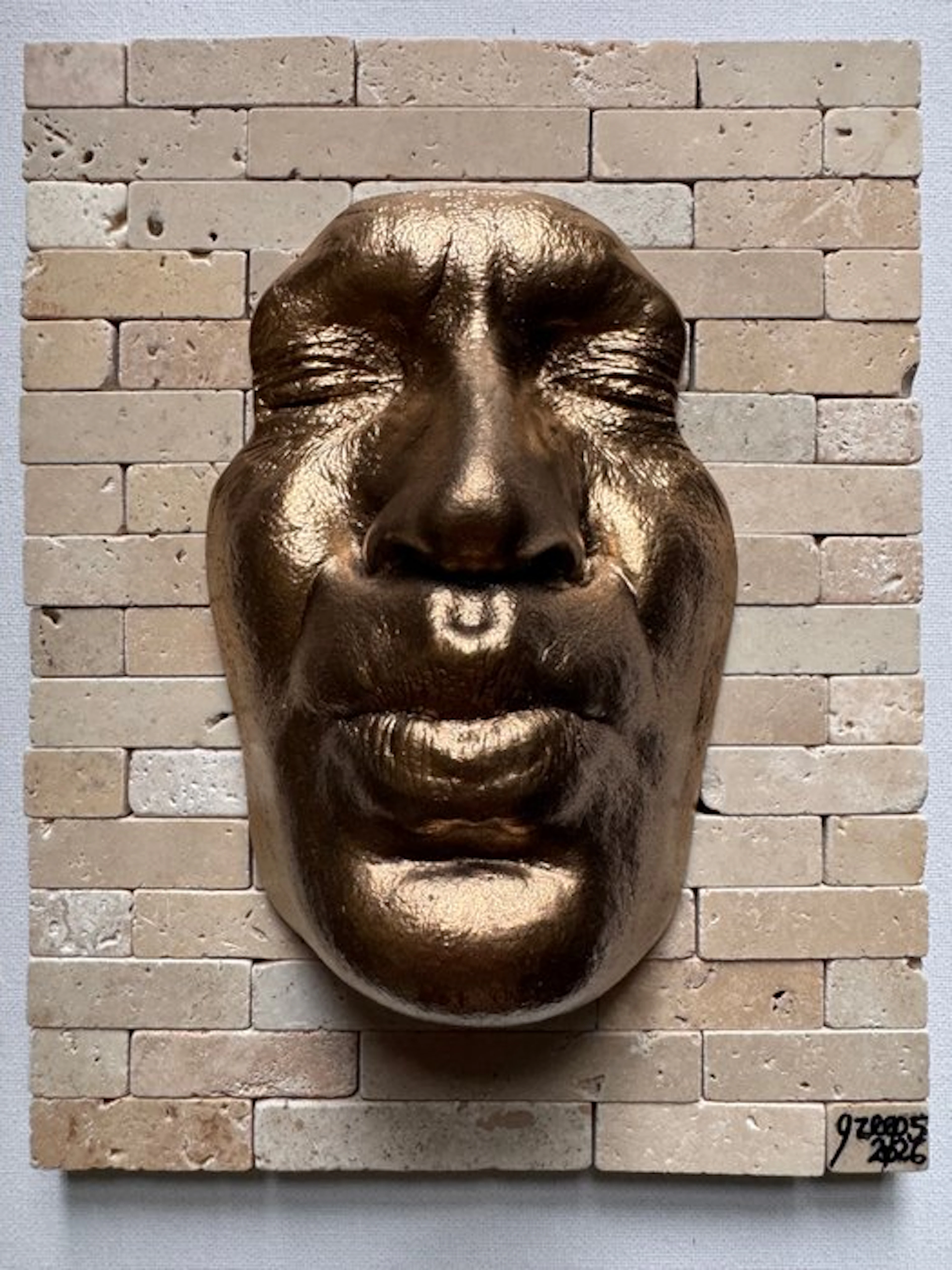 Gregos - Golden effect kiss on bricks
