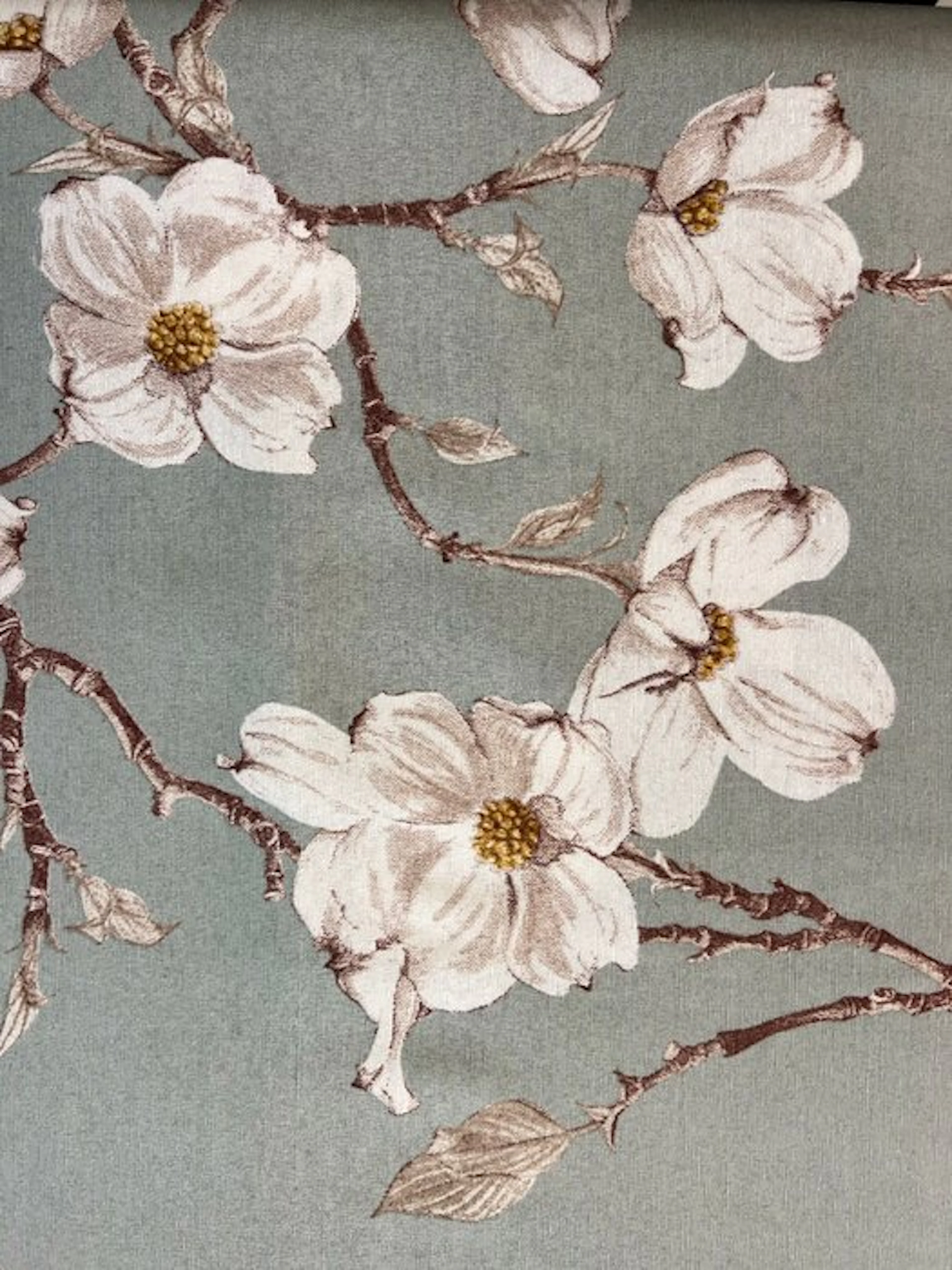 Elegant tablecloth for large gatherings