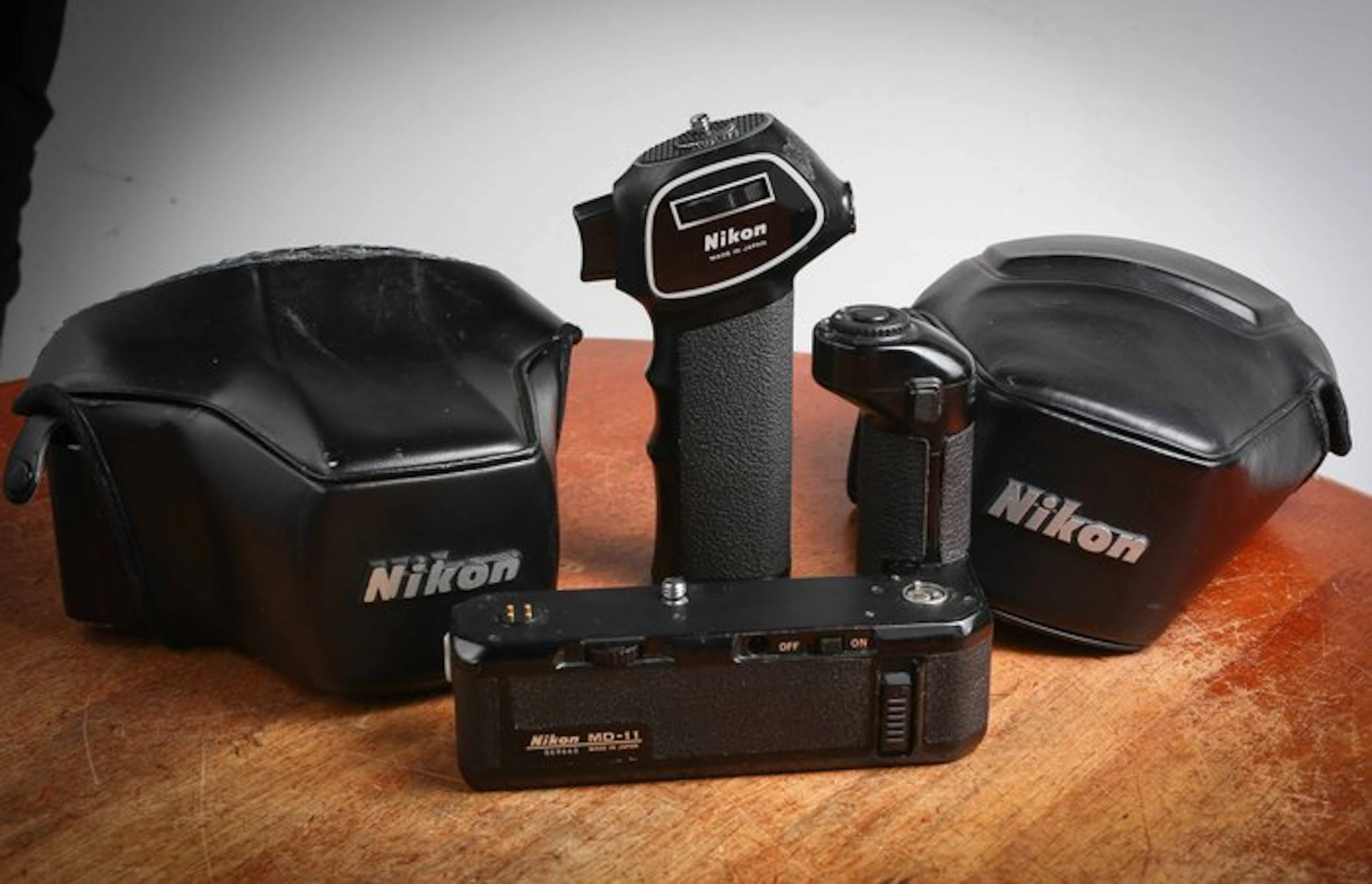 Nikon MD-11 + Poigné + 2 étuis Camera accessories