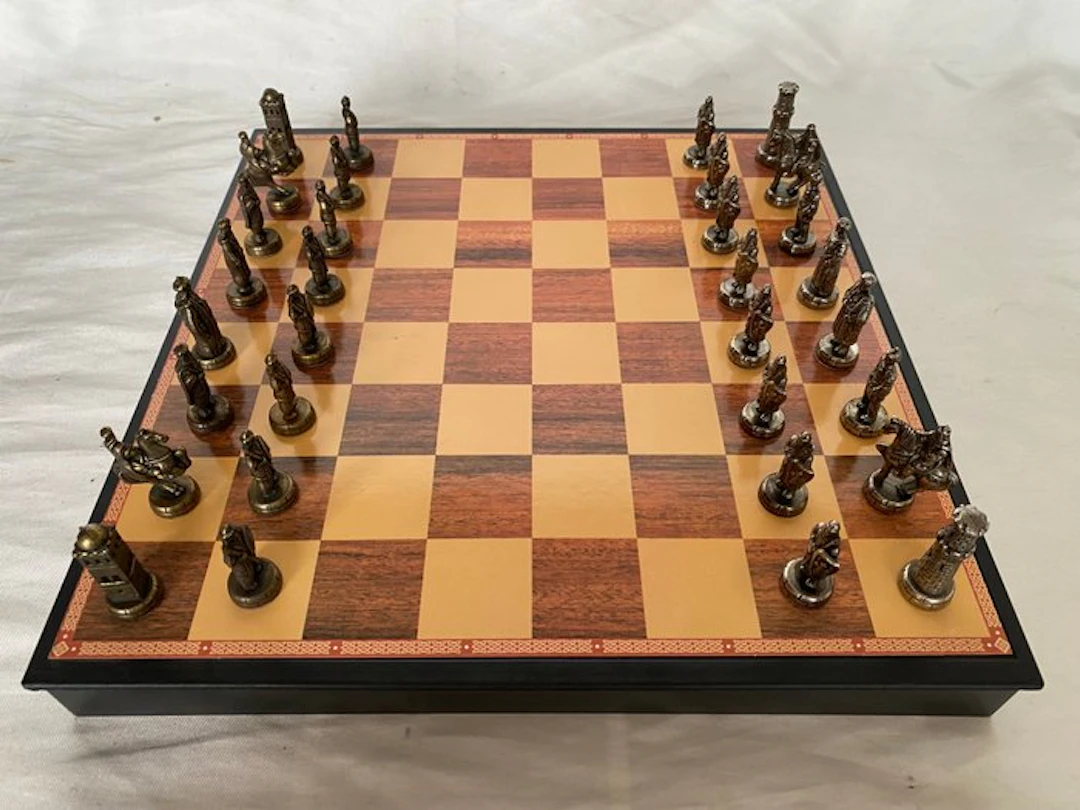 Chess set - Vintage piece crafted in bronze with relief and tapestry Courtisane