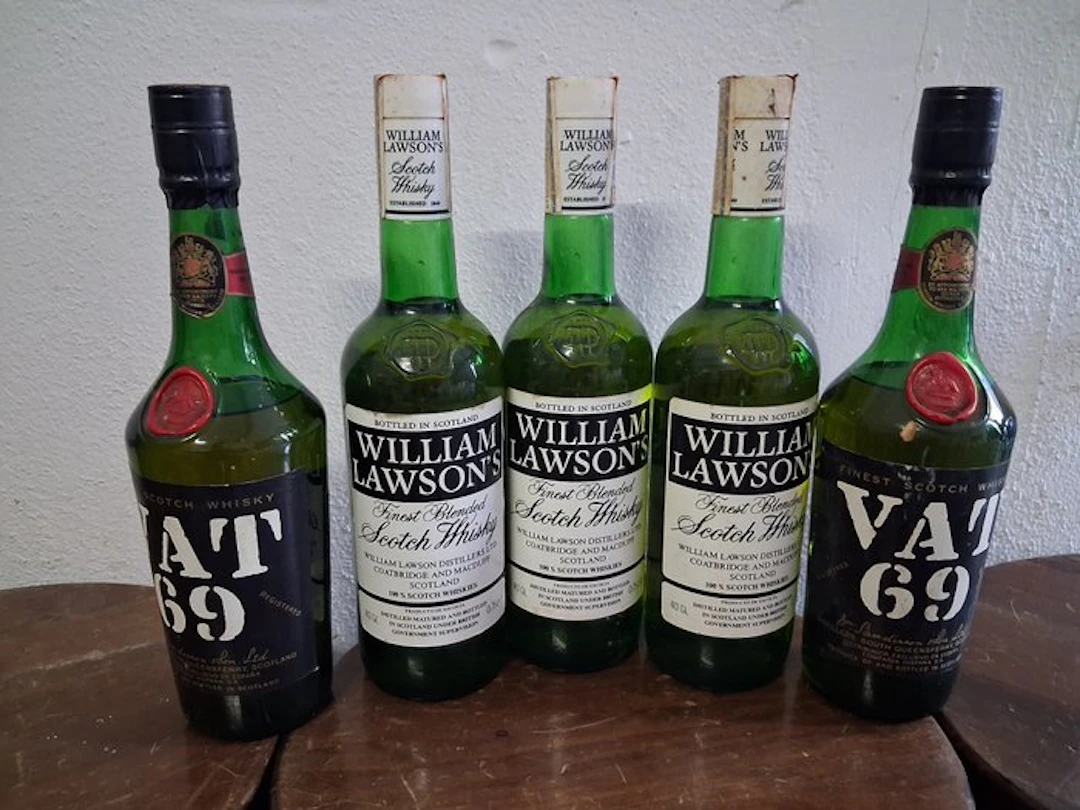 Vat 69 + William Lawson's Finest Blended - b. 1970s, 1980s - 75cl - 5 bottles