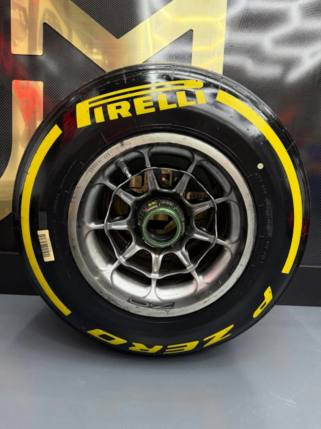 Tyre complete on wheel - red bull - Tyre complete on wheel