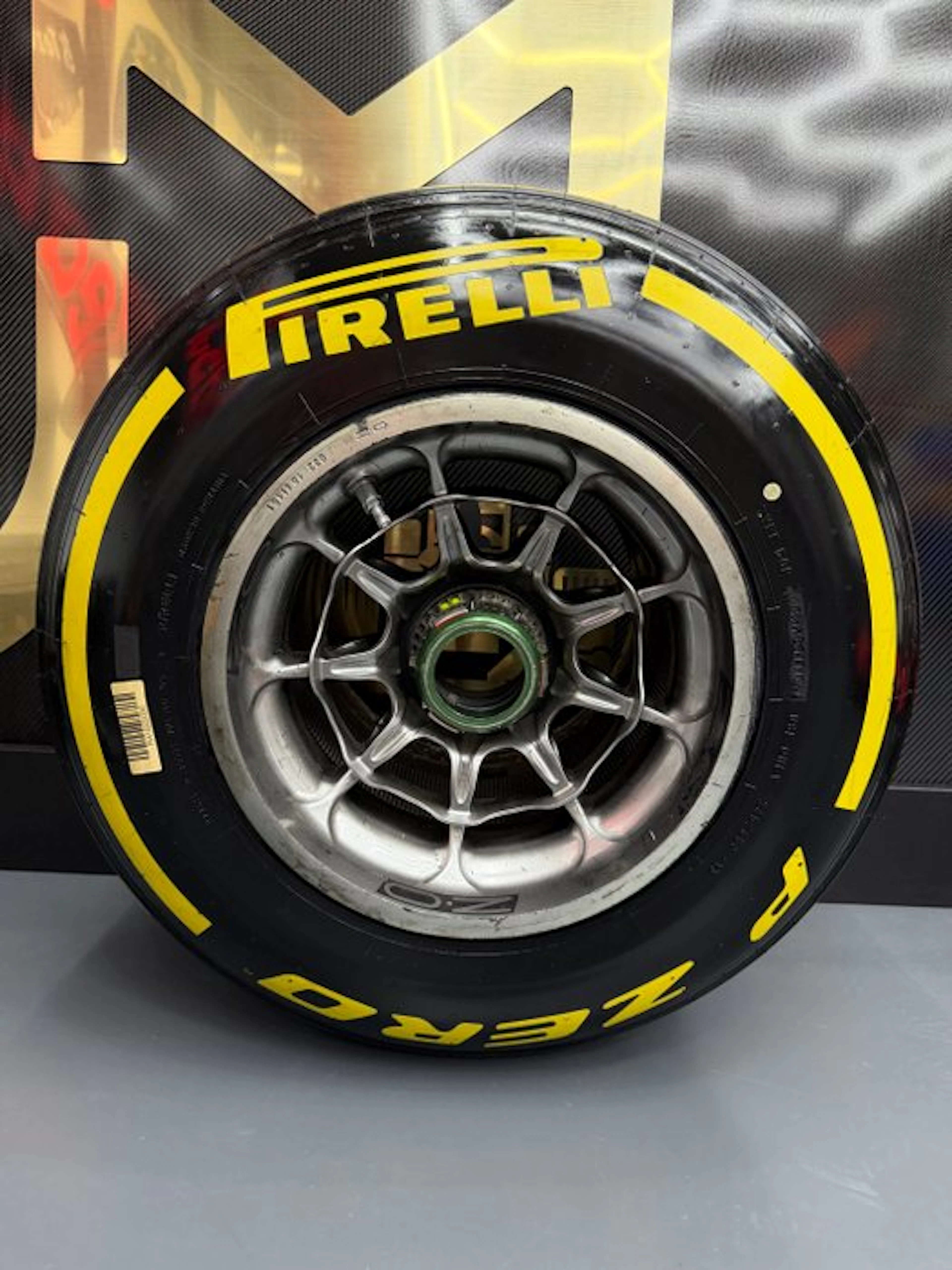 Tyre complete on wheel - red bull - Tyre complete on wheel