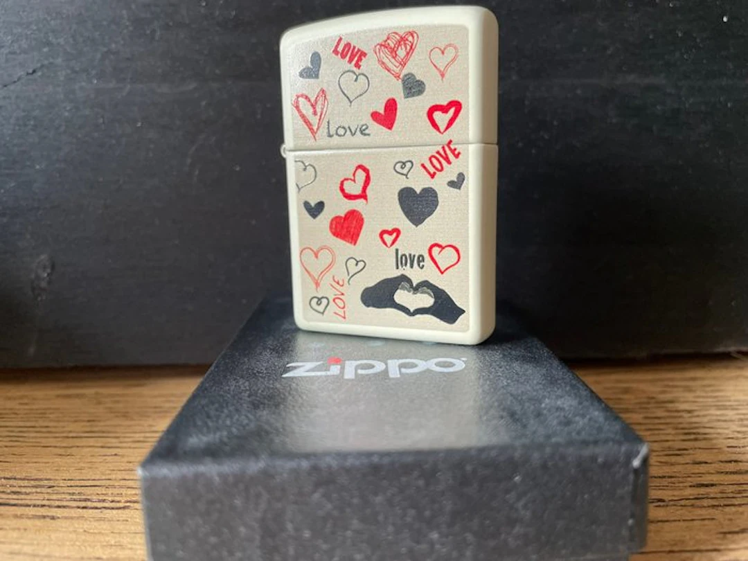Zippo - Zippo Crème / Blanc cassé « Hearts & Love » –...