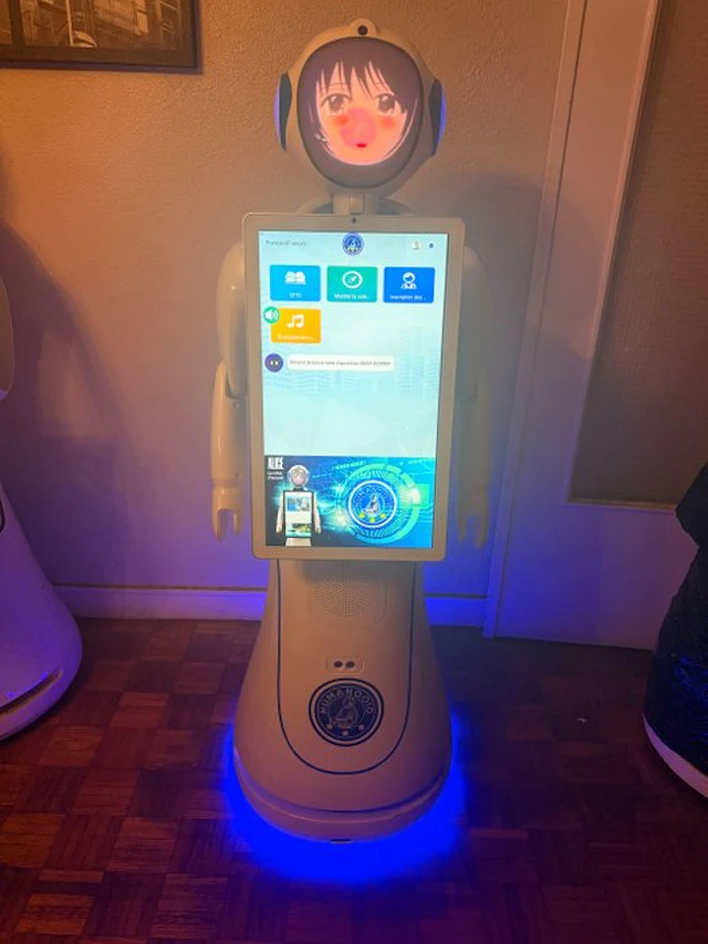 Csjbot Robot de service interactif - Computer (1) - Incomplete