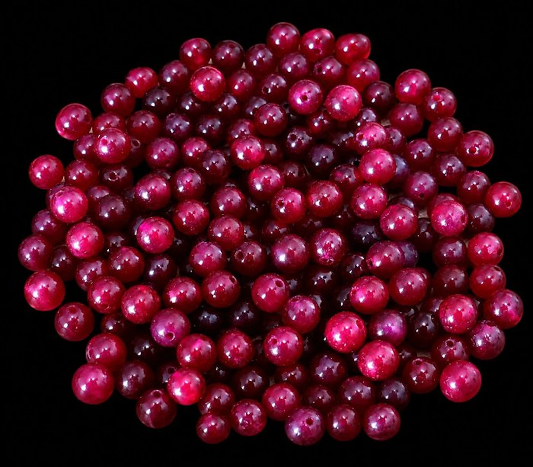 200 natural ruby beads - 700 carats - round shape - 8 mm size - tested- 142 g