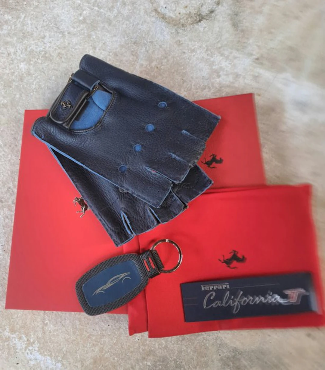 California gloves and keychain set. - Ferrari