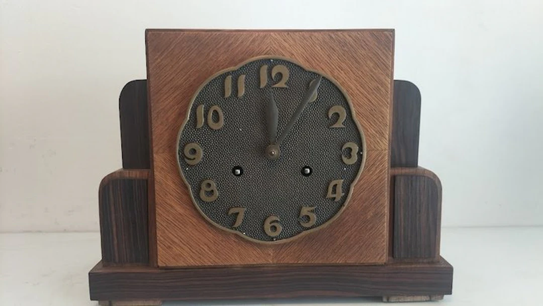Amsterdam School Clock - Art Deco Oak/Coromandel wood – brass - 1920-1930