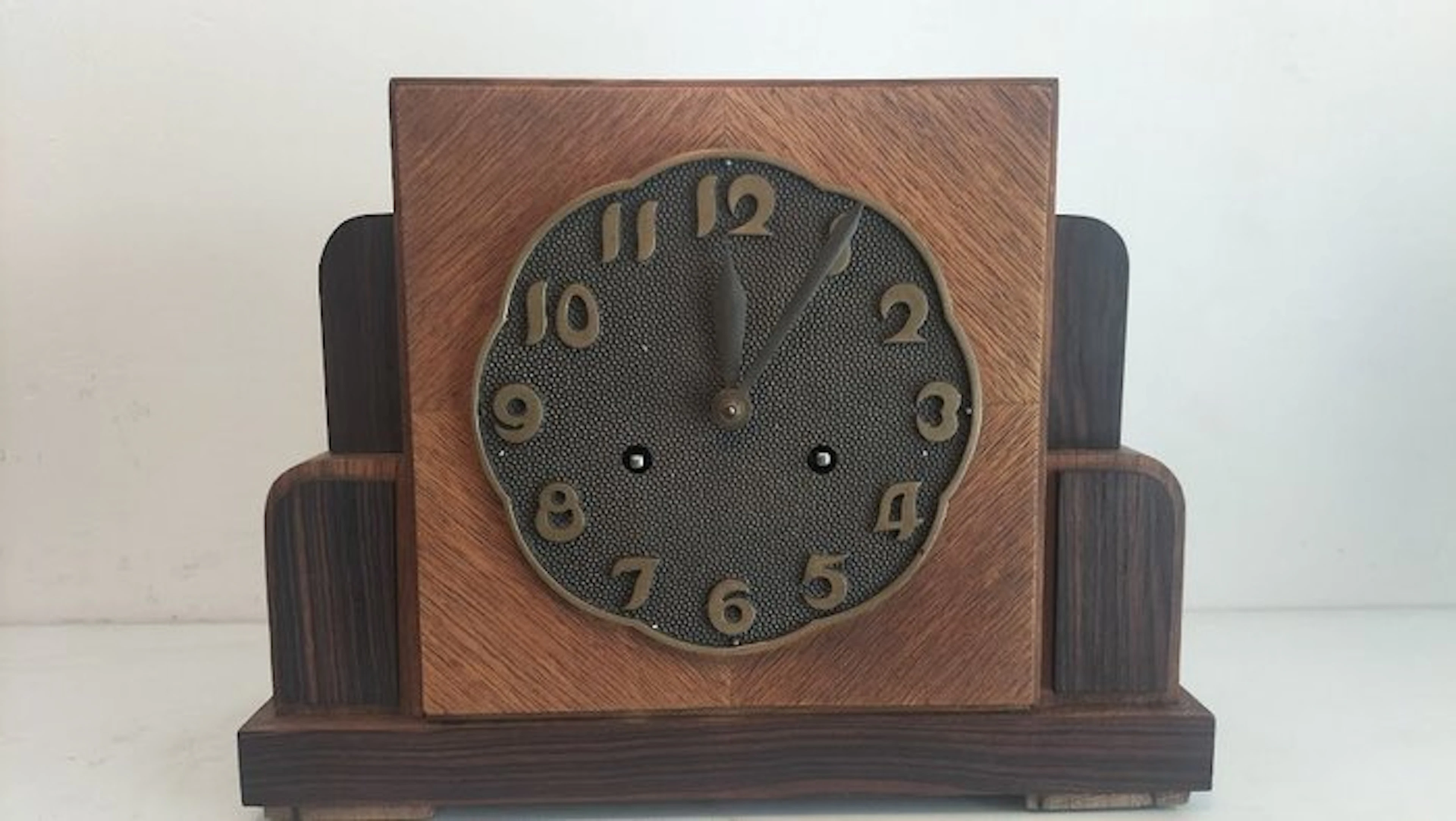 Amsterdam School Clock - Art Deco Oak/Coromandel wood – brass - 1920-1930