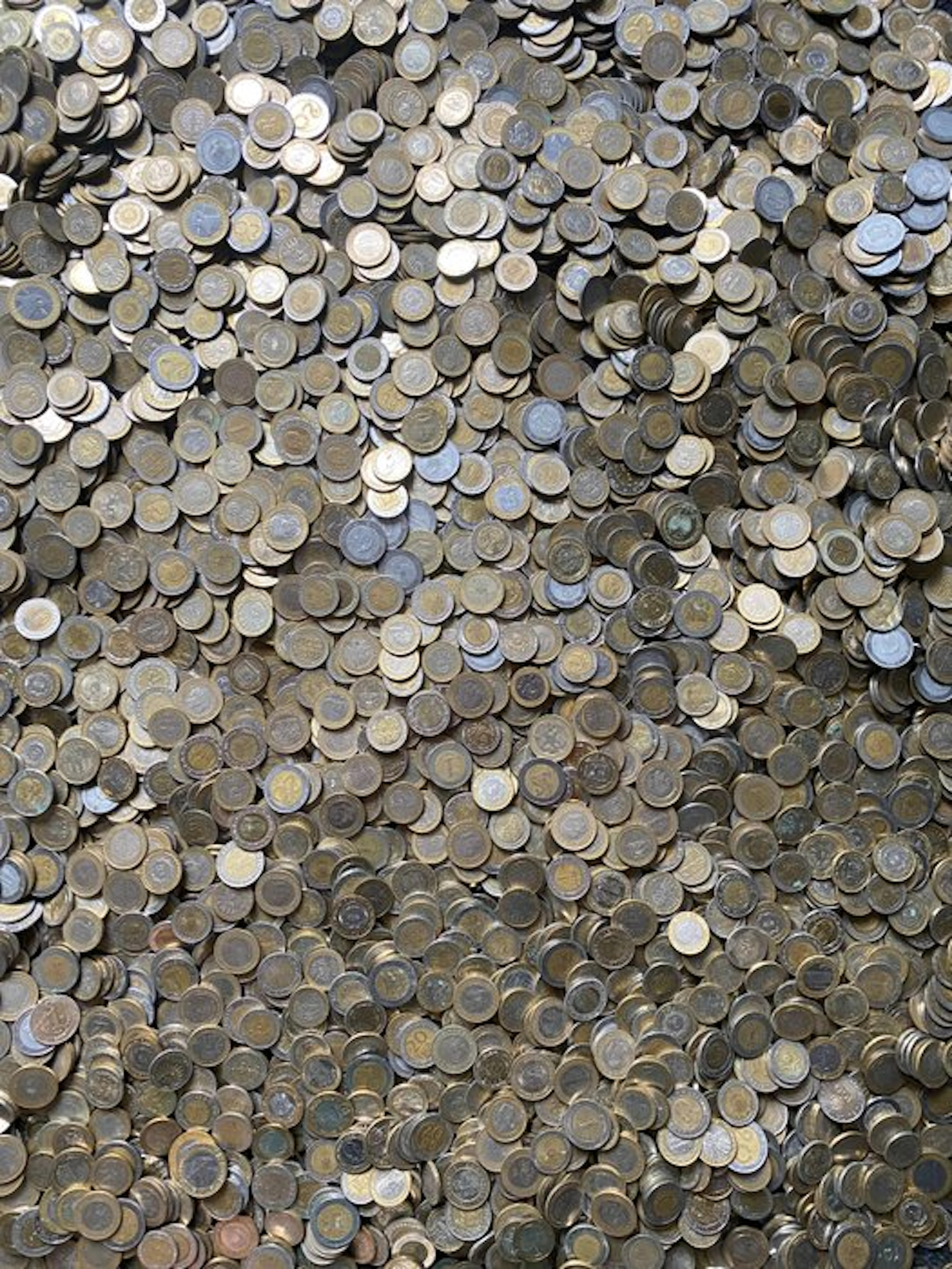 World. Lot 1,5 KG Bimetallic coins varied (No reserve price)
