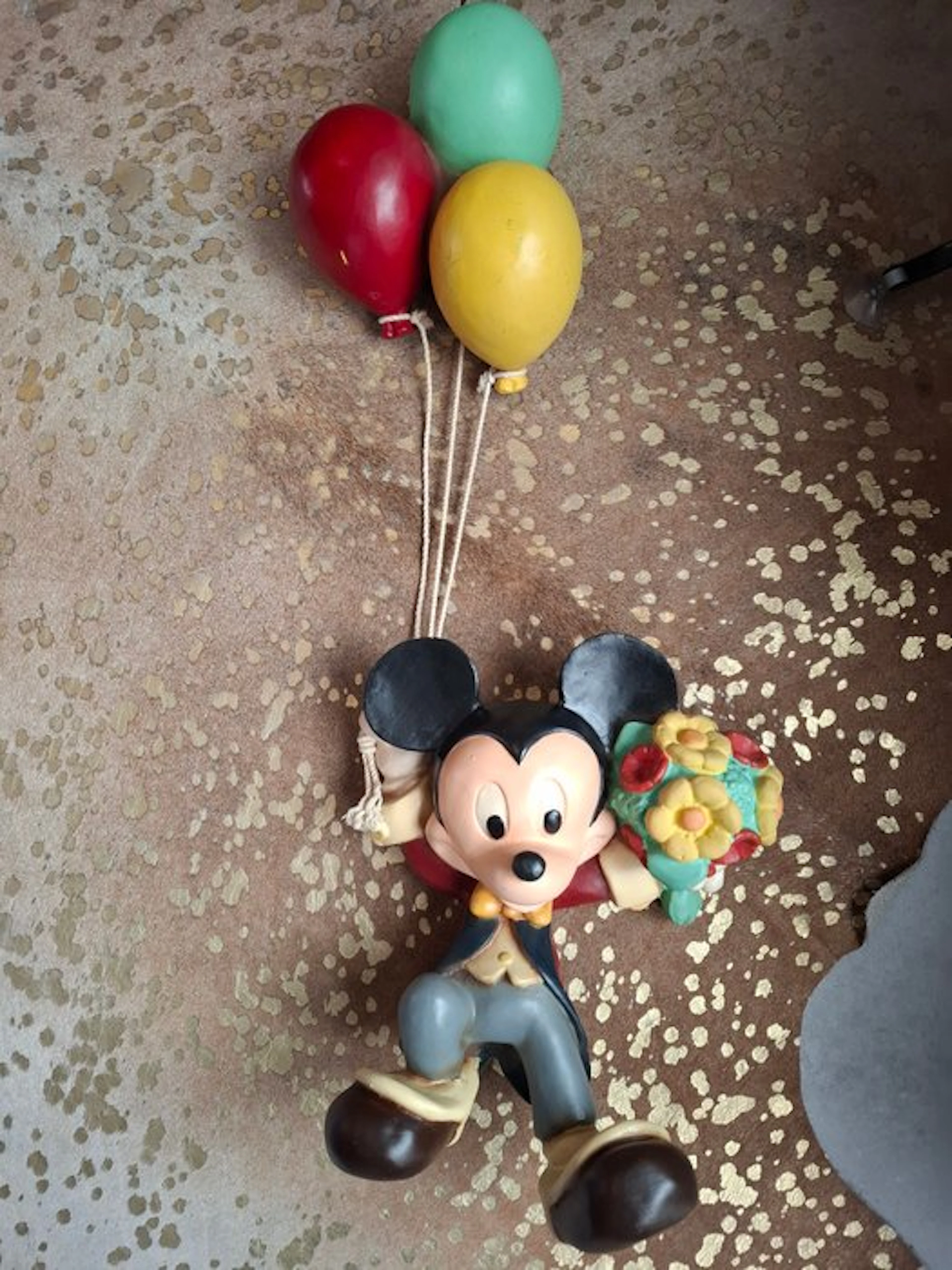 Figurine - Mickey Mouse met ballonnen en een bos bloemen - Resin