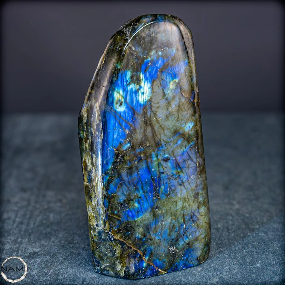 Natural labradorite from Madagascar – Nature's shimmering...