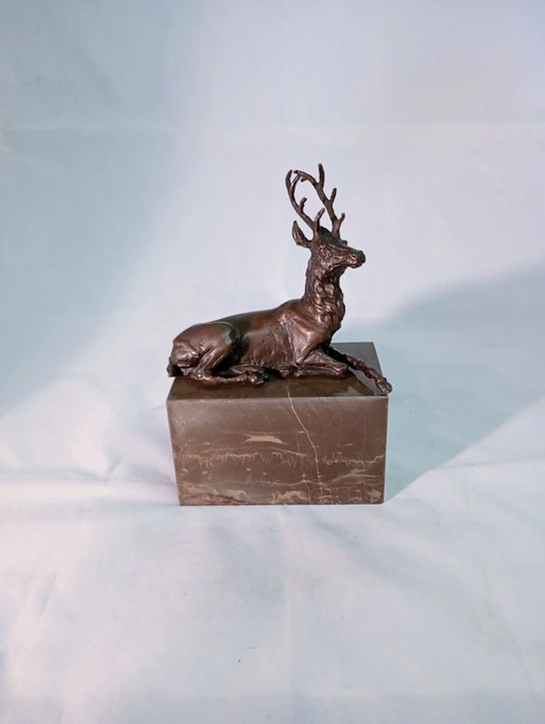 Figurine - Liggend hert - Patinated bronze