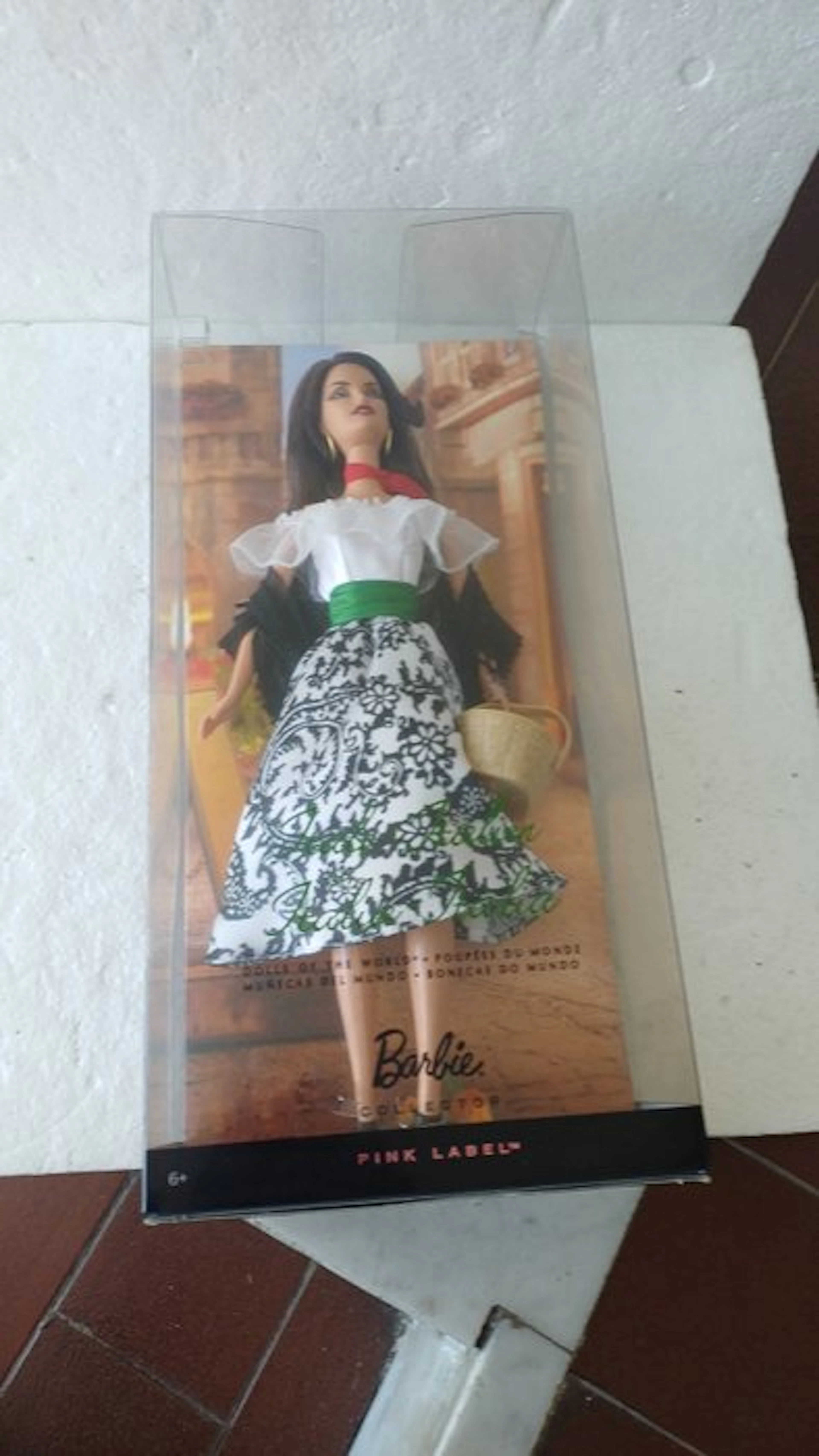 Mattel - Barbie doll Italy Dolls of The World Europe Pink Label New
