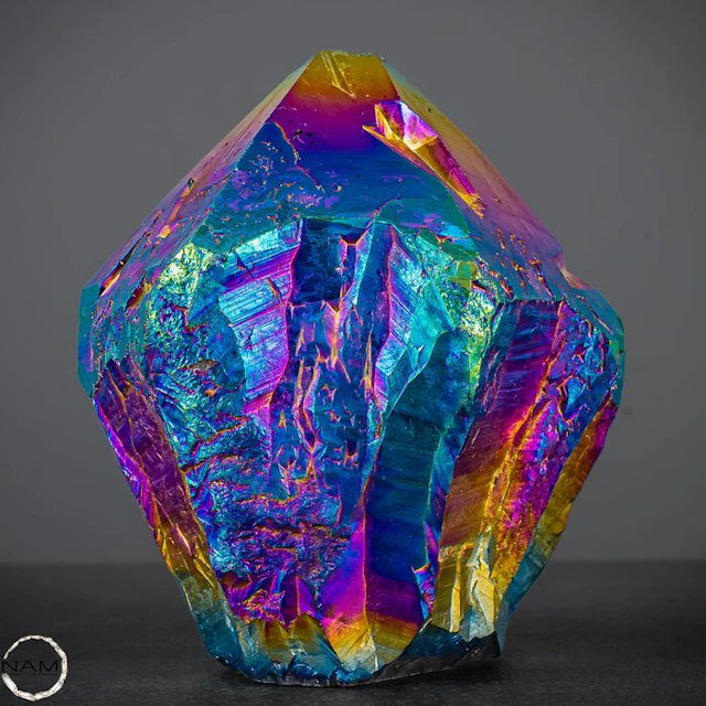 Aura-Amethyst-Spitze – fascinating play of colors in...