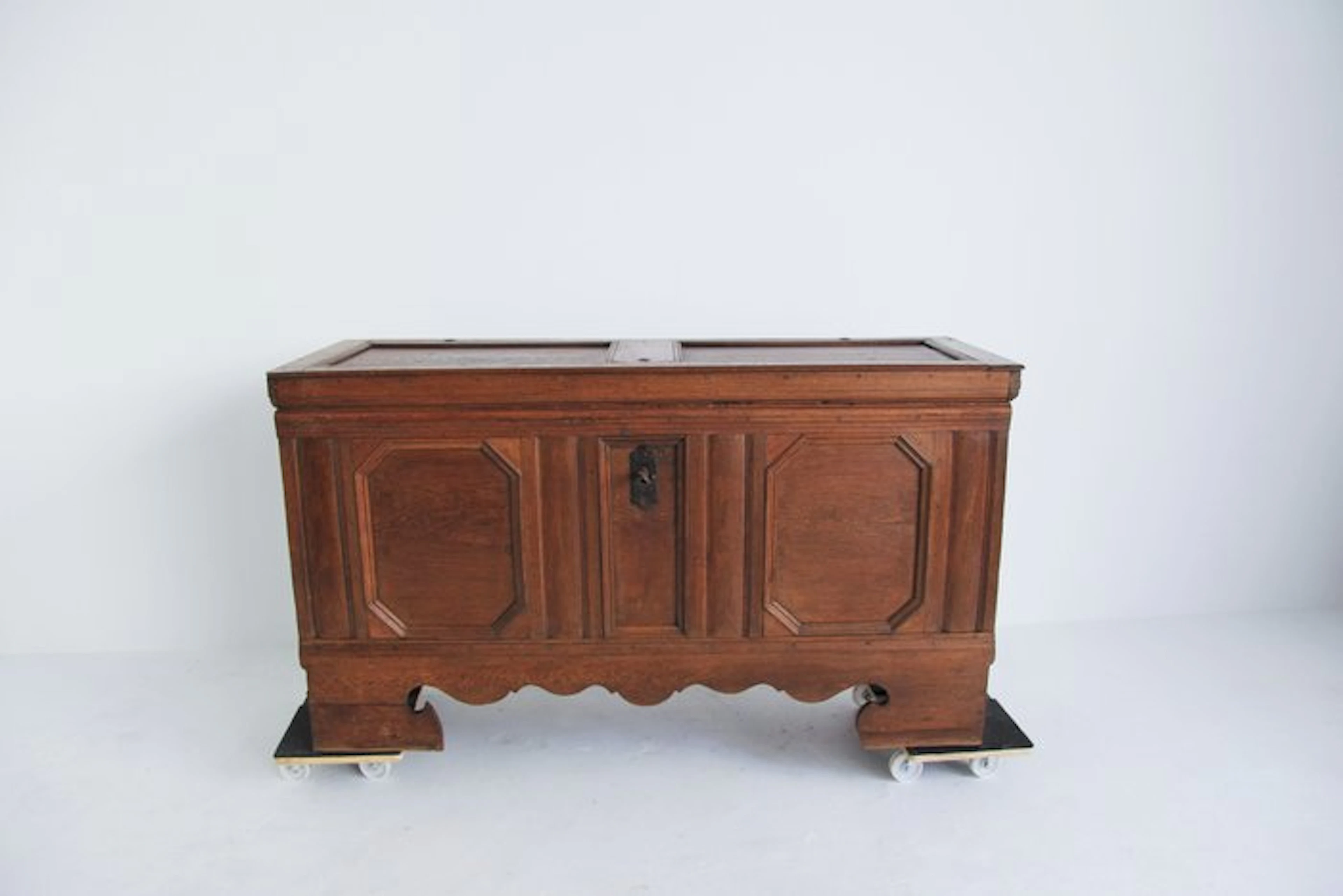 Casket - Oak, Wrought iron - Delivery to the EU is possible.