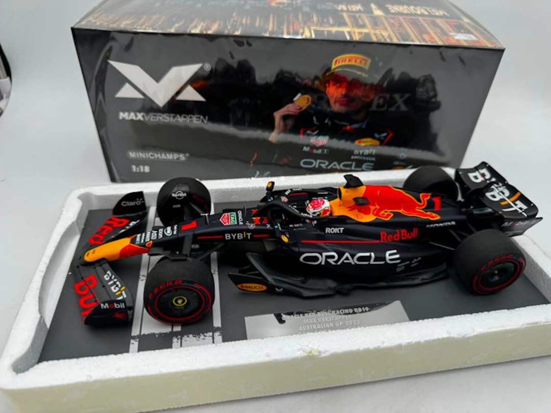 MiniChamps 1:18 - Model car - Red Bull Racing RB19...
