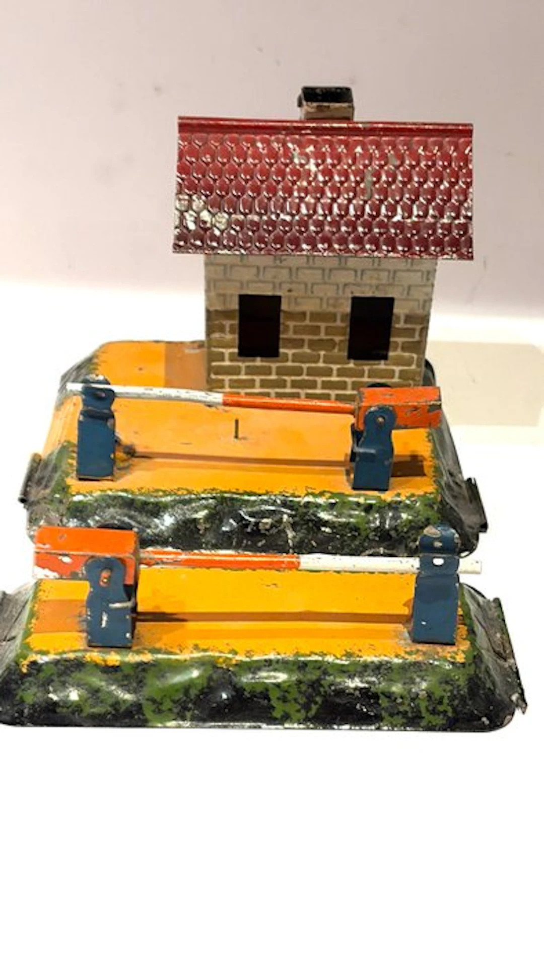 Bing - Toy Blech Bahnhof Häuschen mit Schranke und...