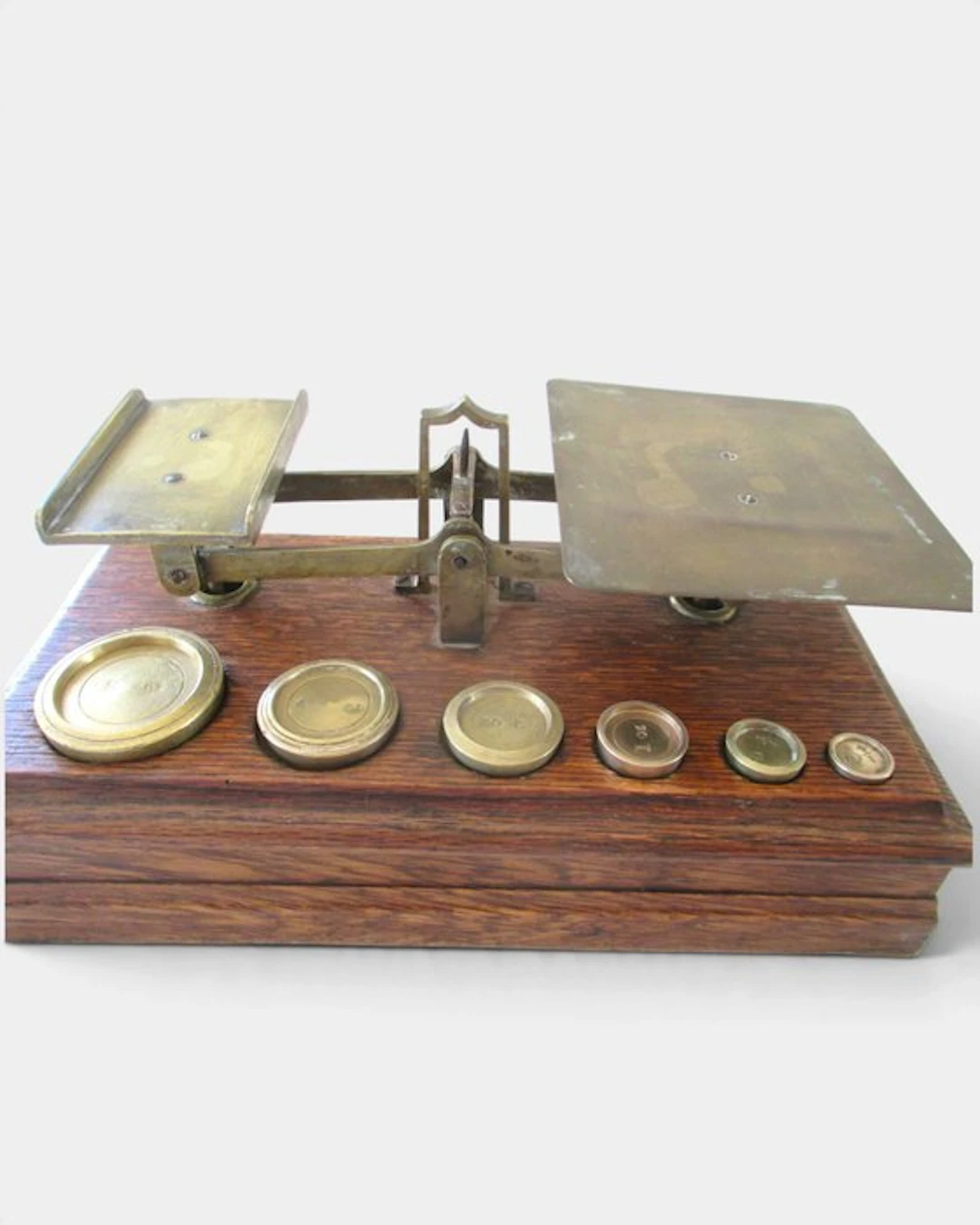 Post/letter scale - Yellow copper and oak wood
