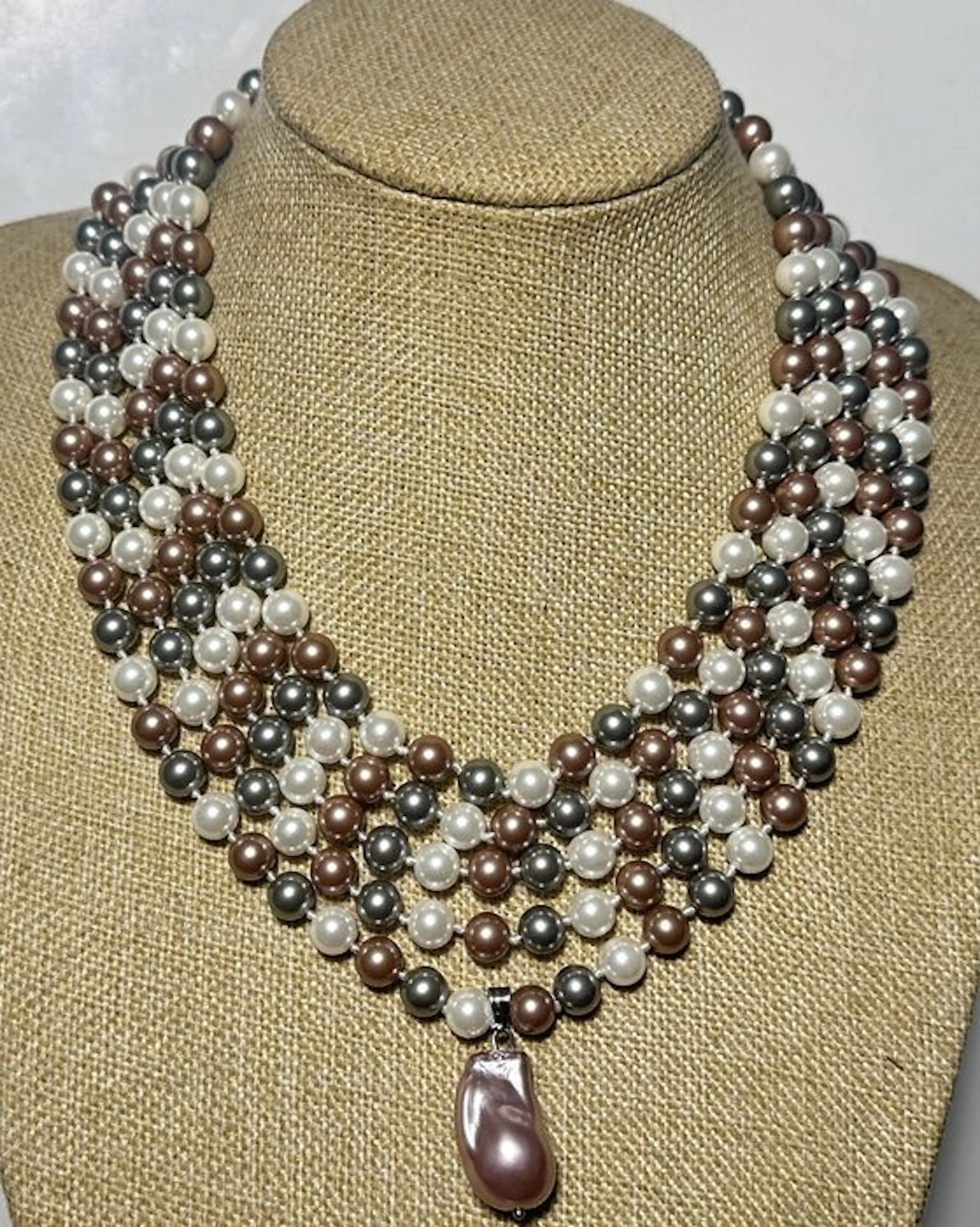 Natural 3-color mother of pearl with a Baroque mother-of-pearl pendant