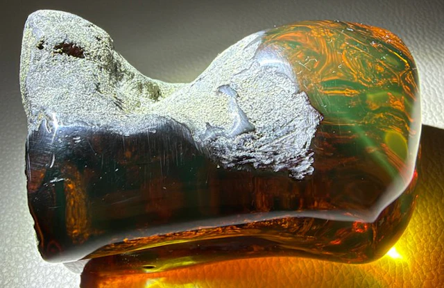 Mexican Amber Chiapas!! AAA Museum Quality!- 138 g