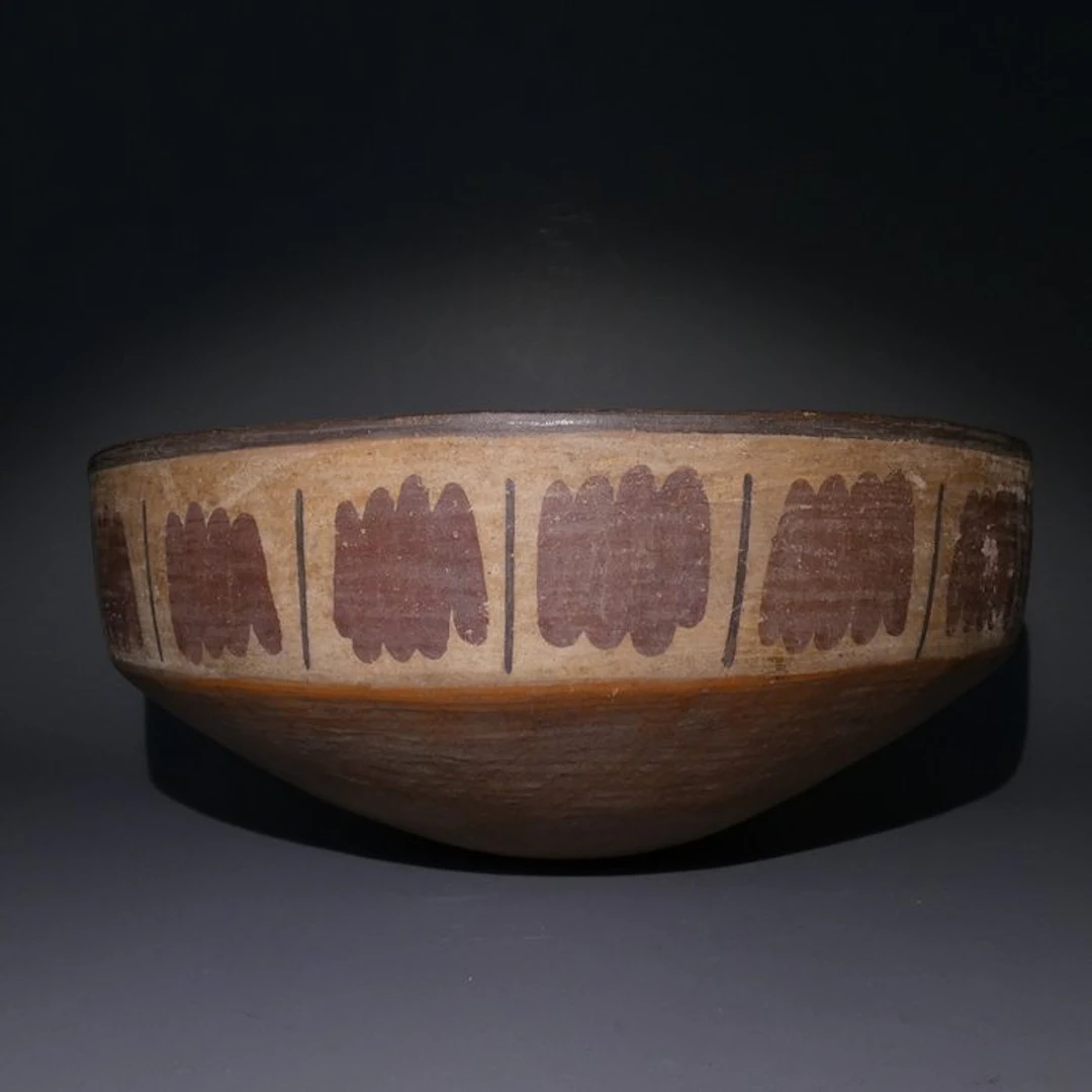 Nazca, Peru, Terracotta, Pottery Plate decorated. 19,5 cm D. c. 200 - 600 AD.
