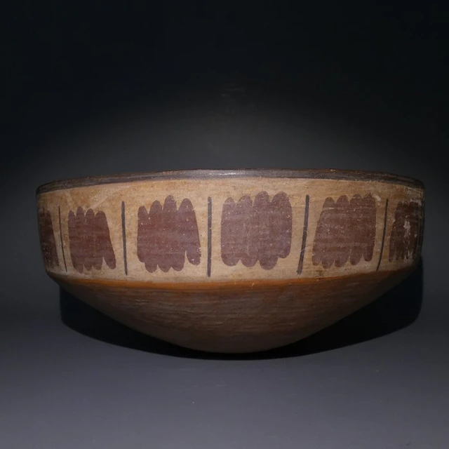 Nazca, Peru, Terracotta, Pottery Plate decorated. 19,5 cm D. c. 200 - 600 AD.