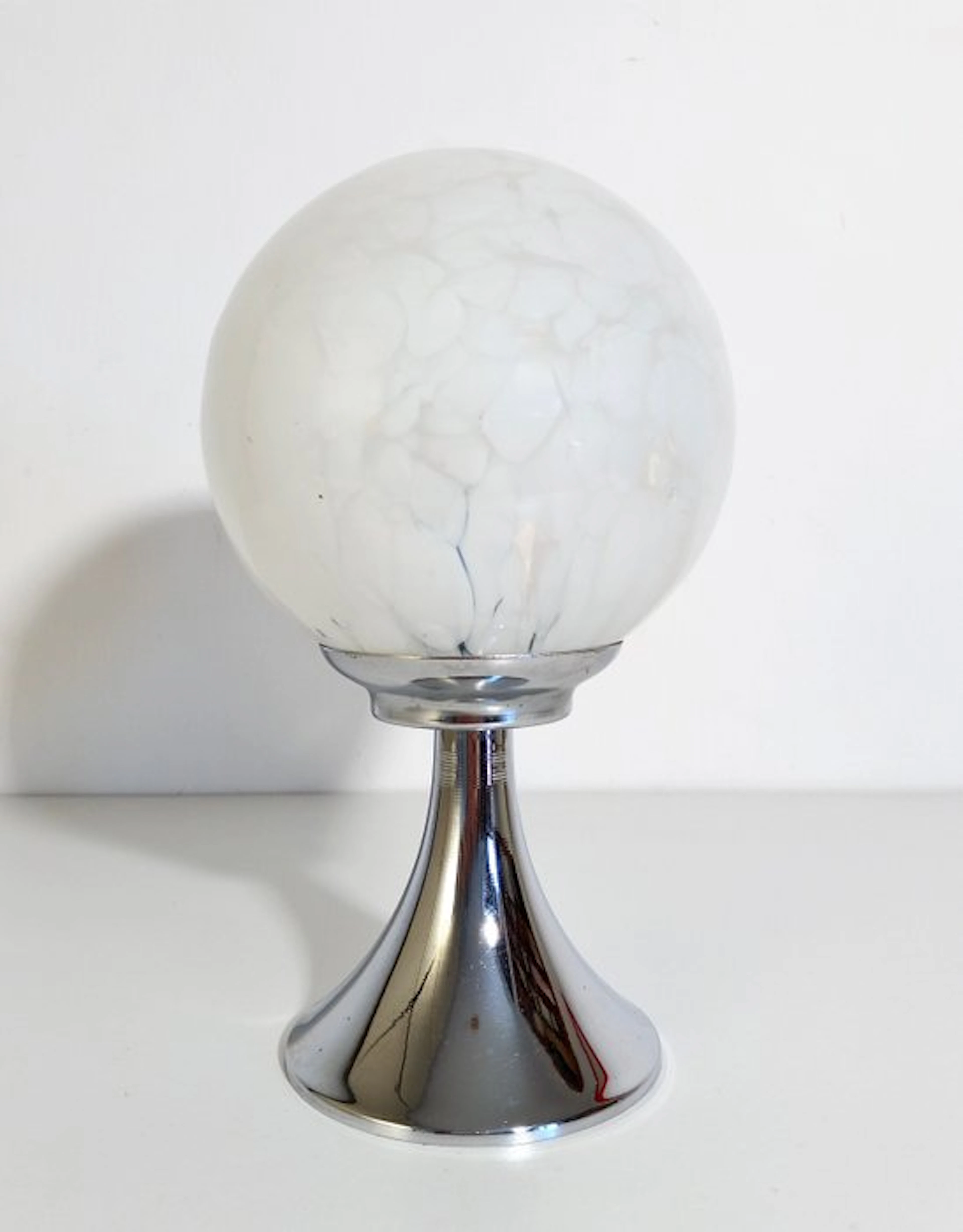 Table lamp - Opaline glass - Opal glass lamp with a chromed steel base, 1970s.