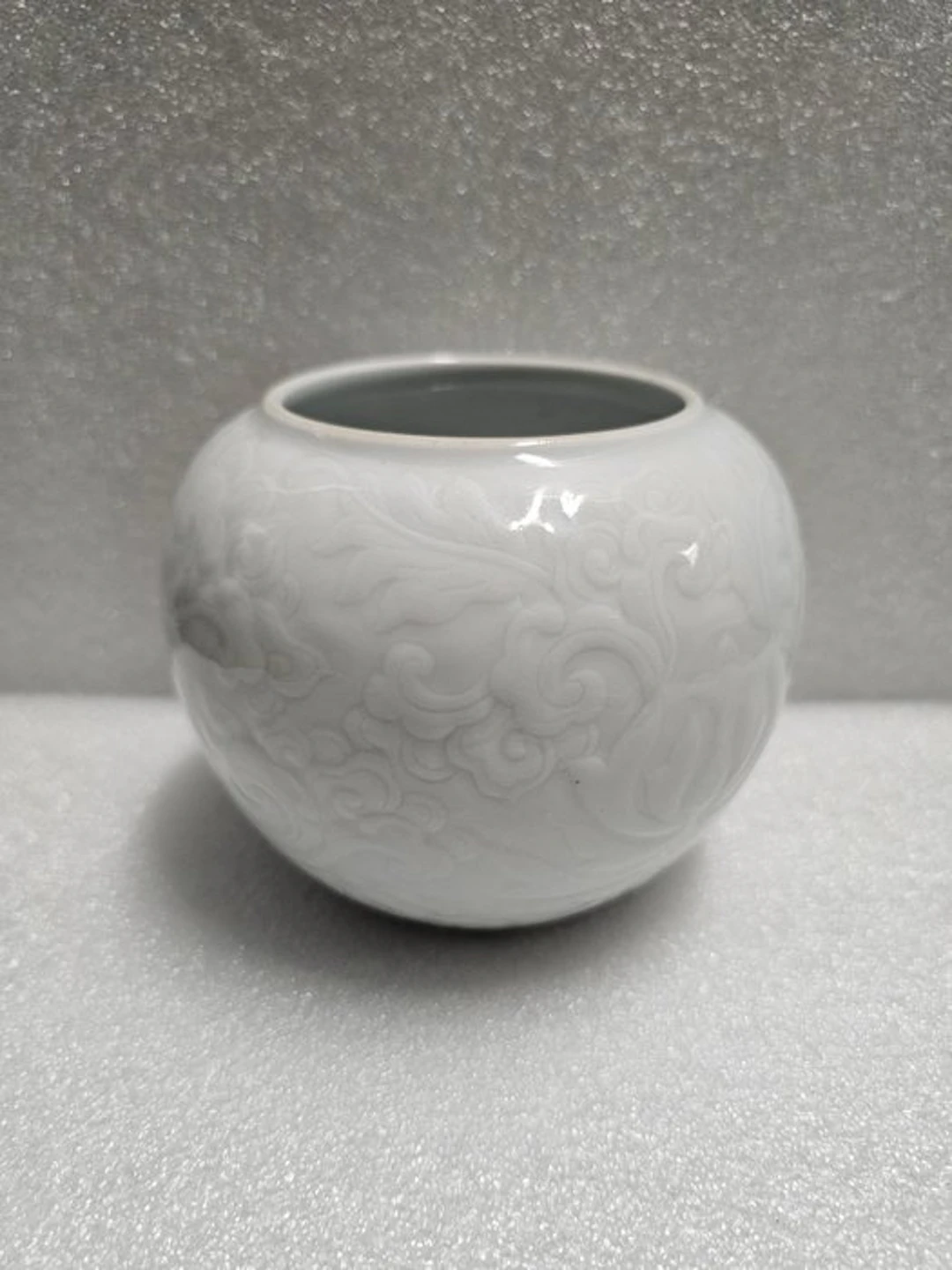 White Chinese porcelain pot, with relief decoration. - 20th century