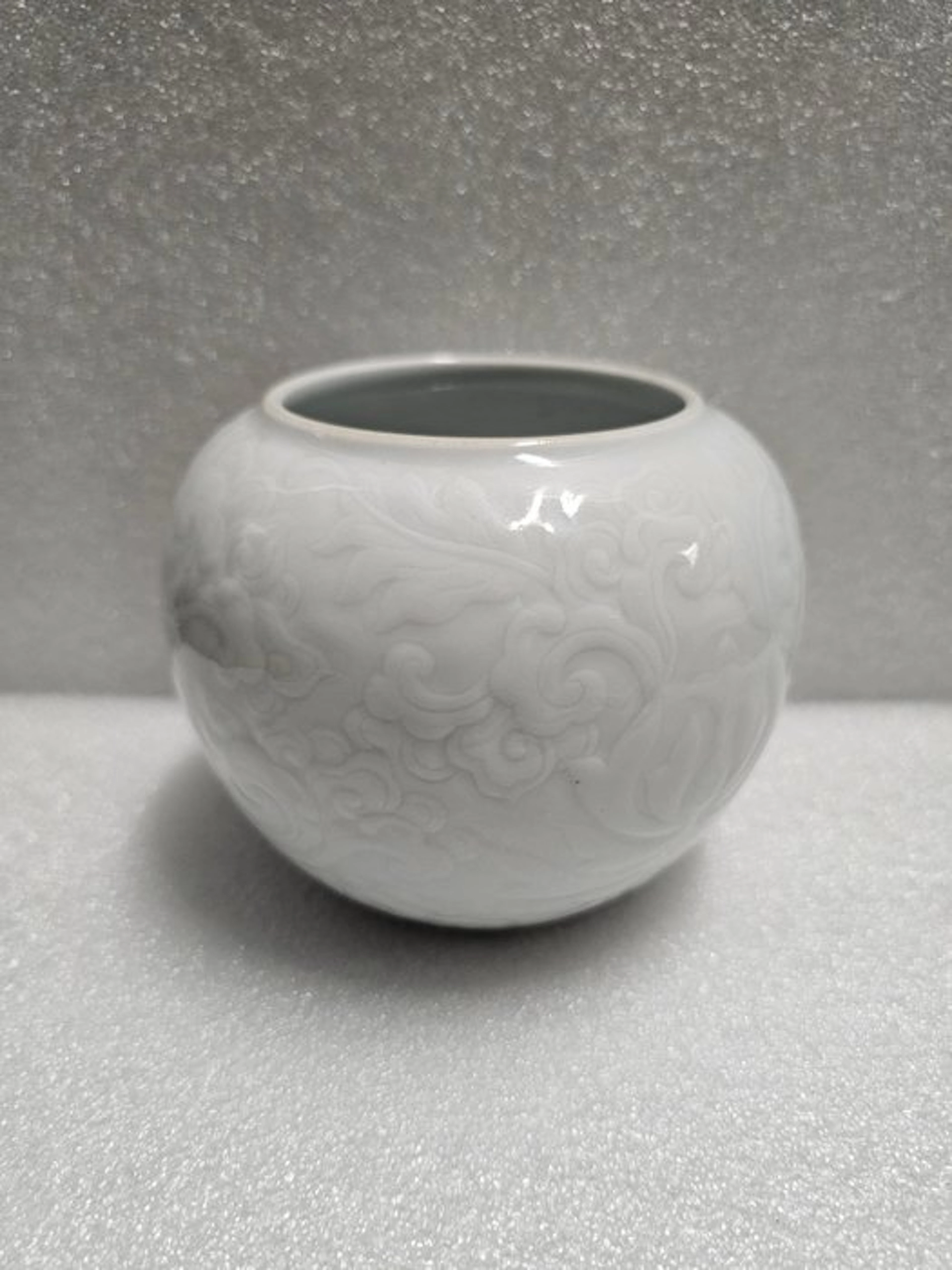 White Chinese porcelain pot, with relief decoration. - 20th century