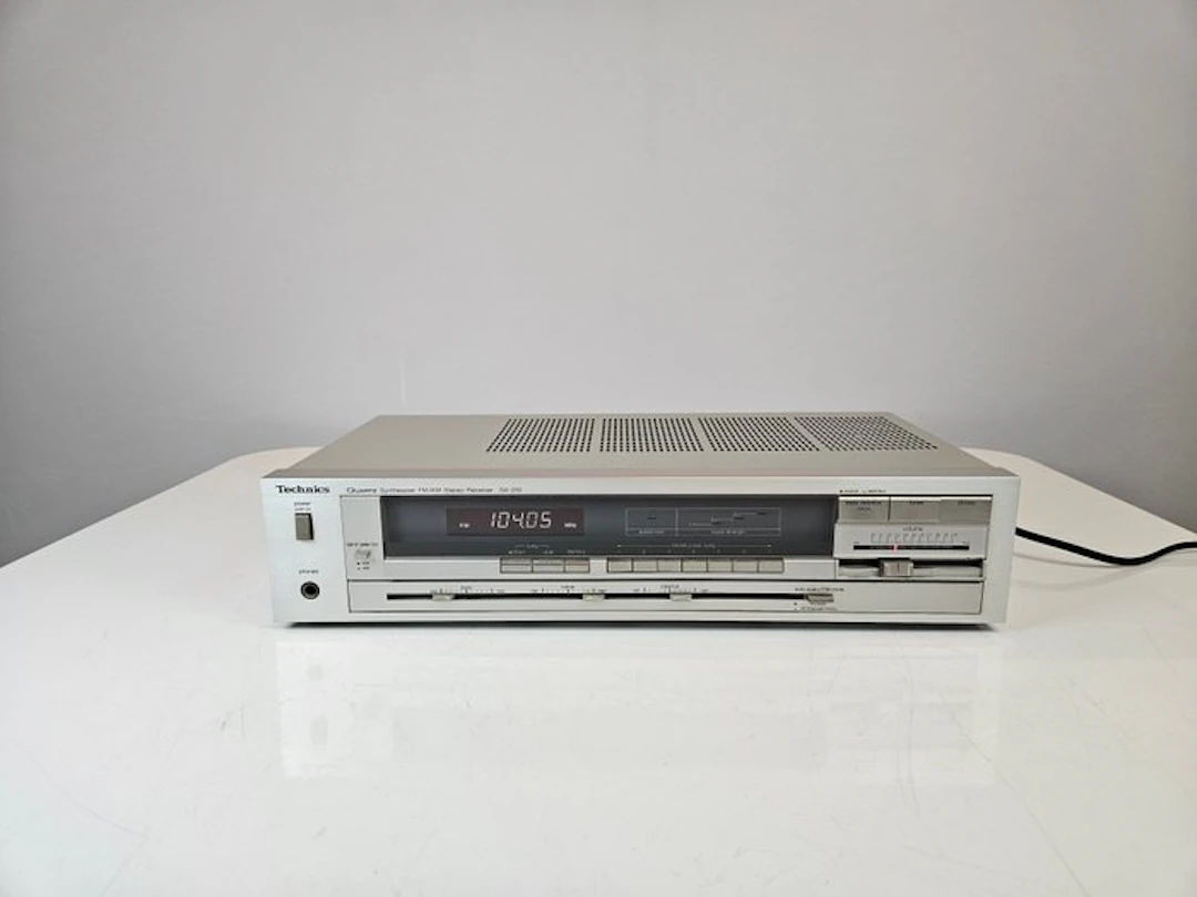 Technics - SA-210 AM/FM Quartz Synthesizer Solid state stereo receiver