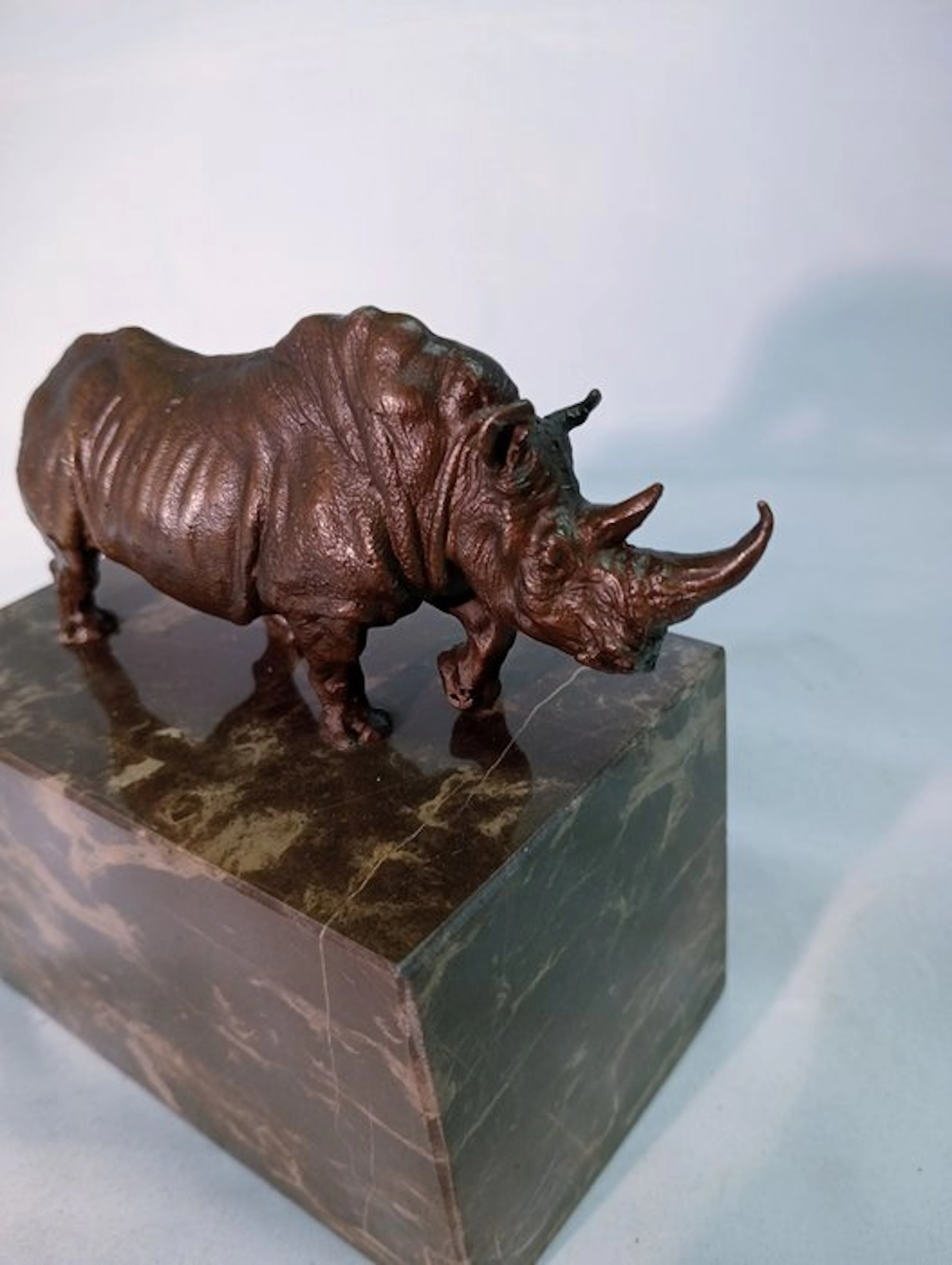 Figurine - Neushoorn - Bronze, Marble