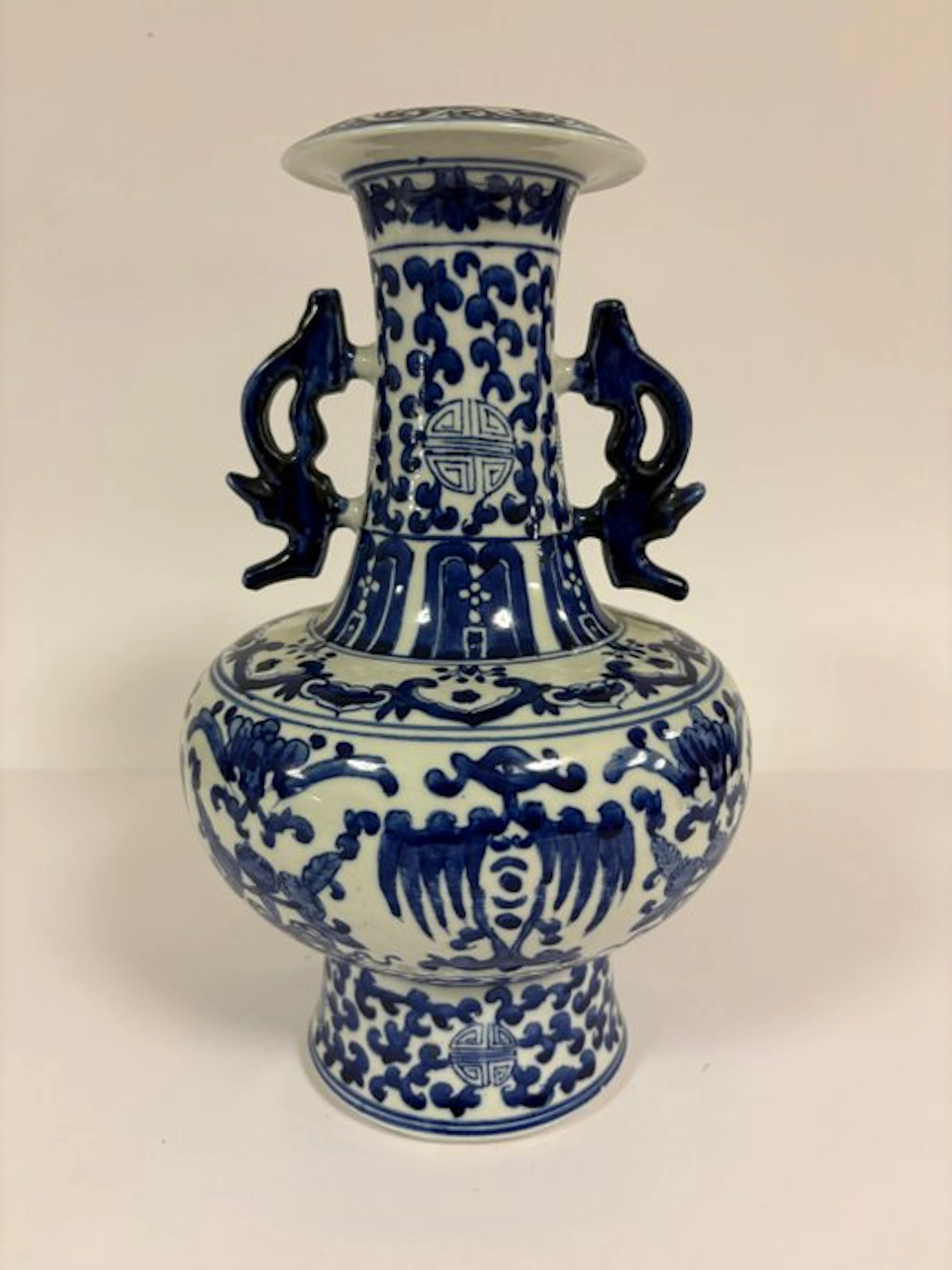 Vase - Porcelain - China - White and blue vase with ans (No reserve price)