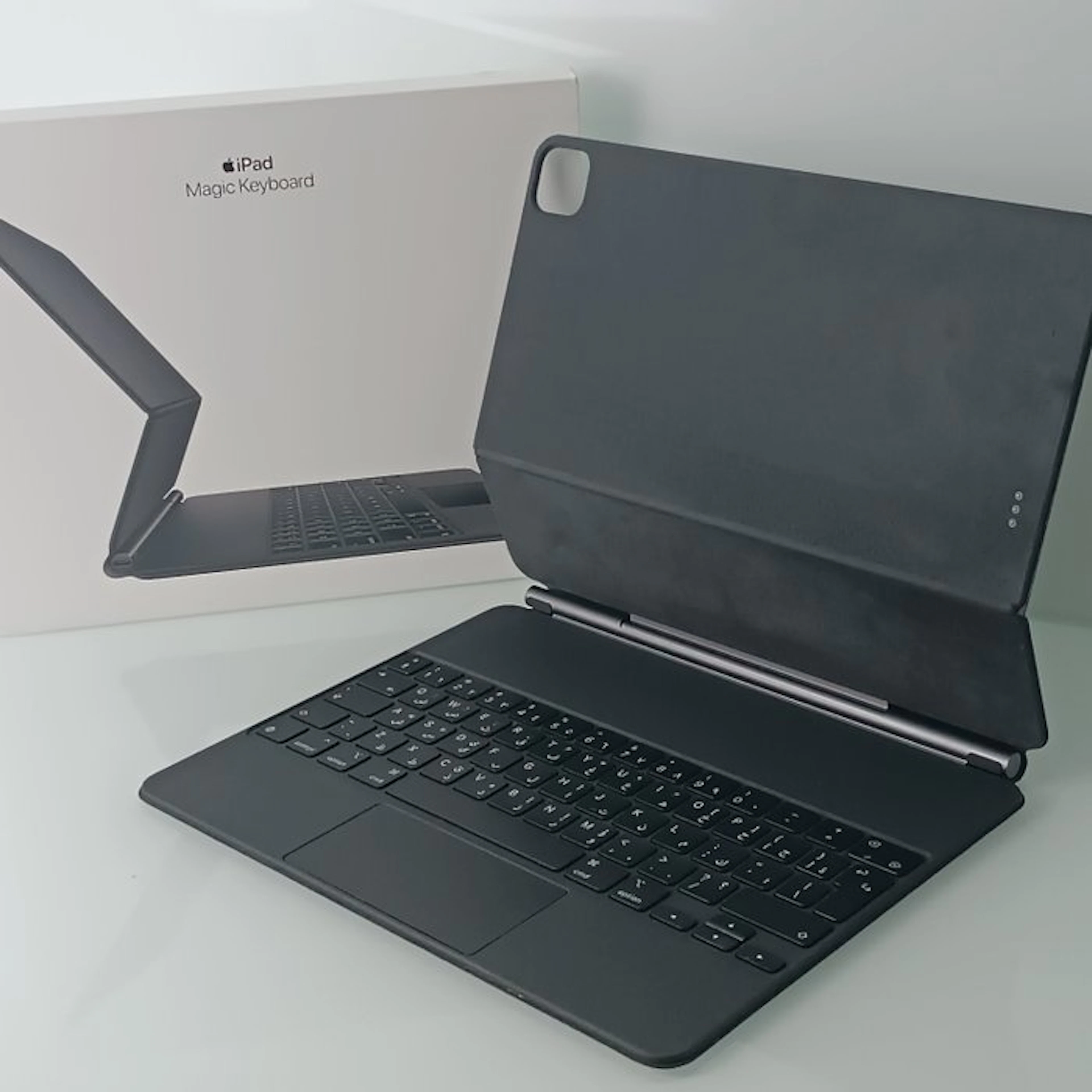 Apple - Magic Keyboard progettata per iPad Pro 13" con...