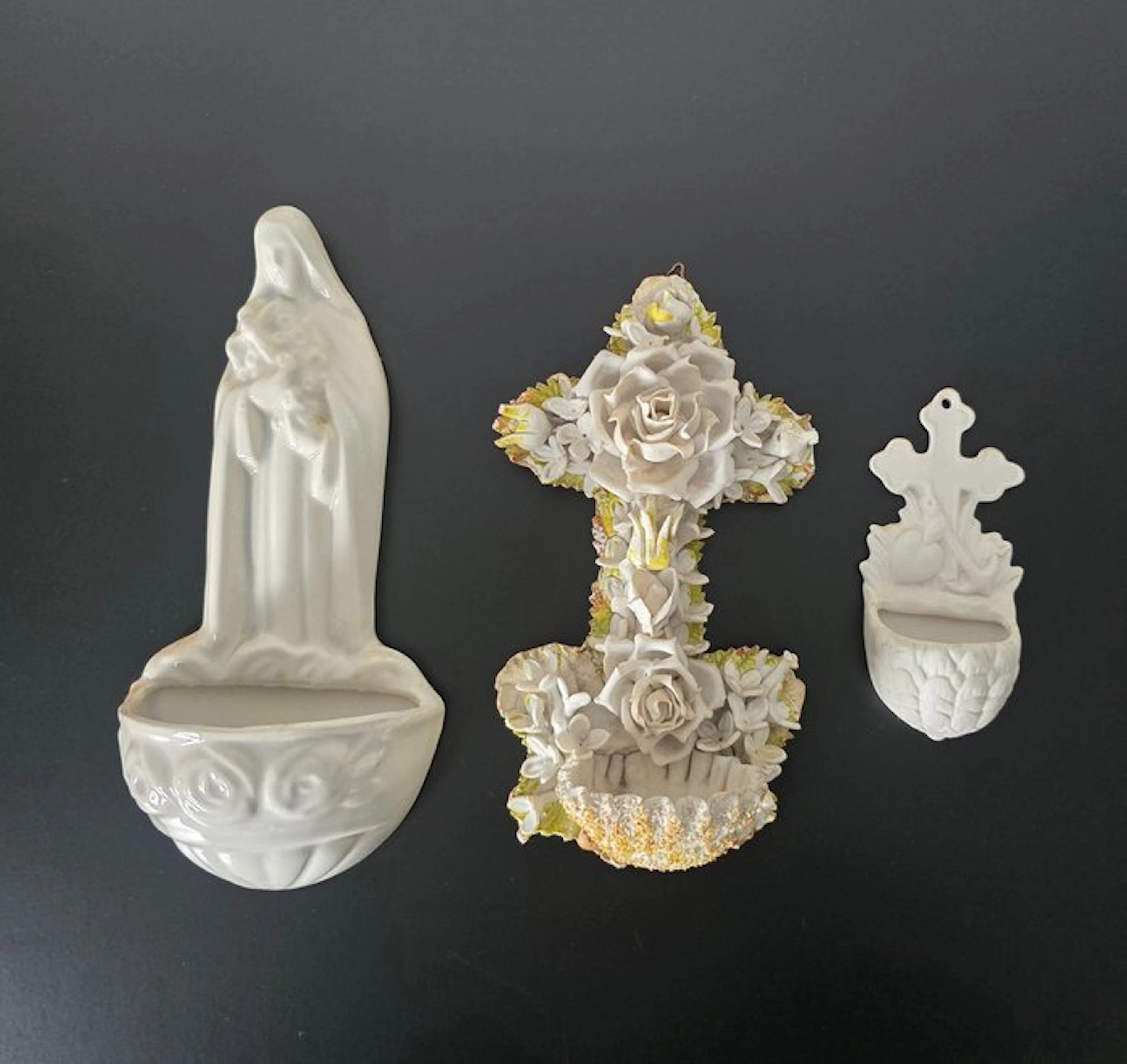 Holy water font (3) - Antiek religieus gedetailleerd Wijwatervat - 3 stuks
