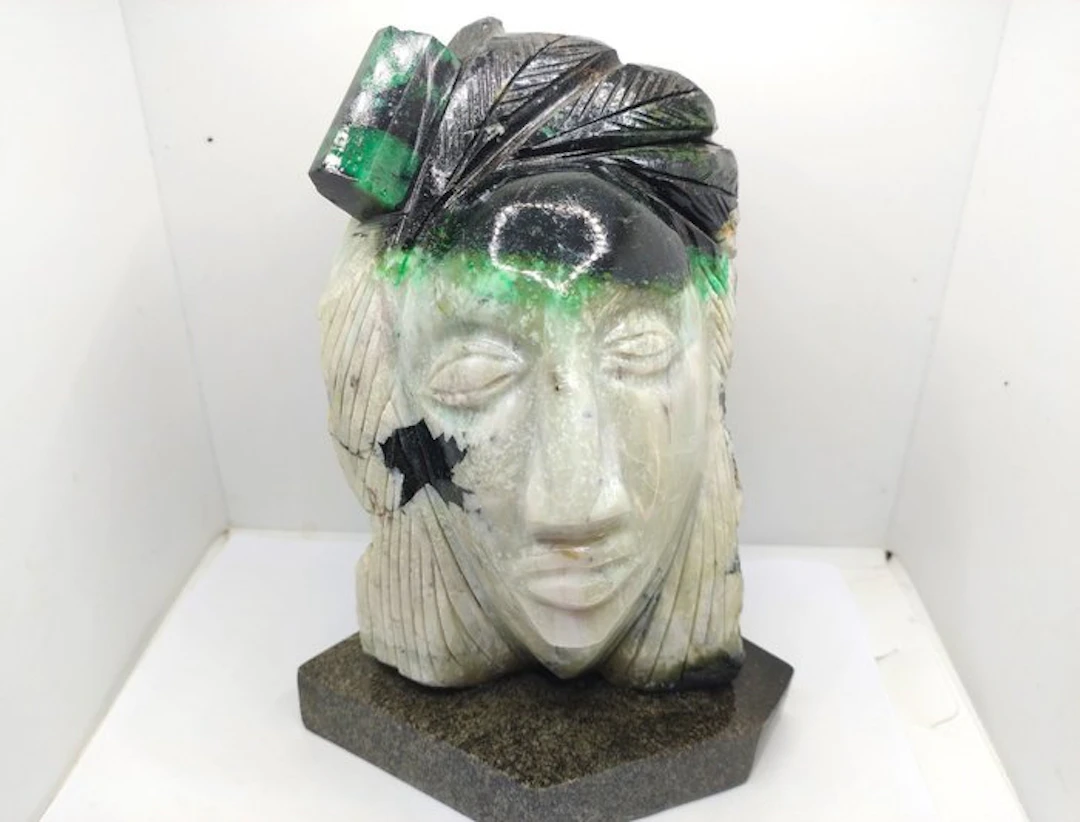 Beautiful carved Brazilian Emerald - Handmade- 2.19 kg