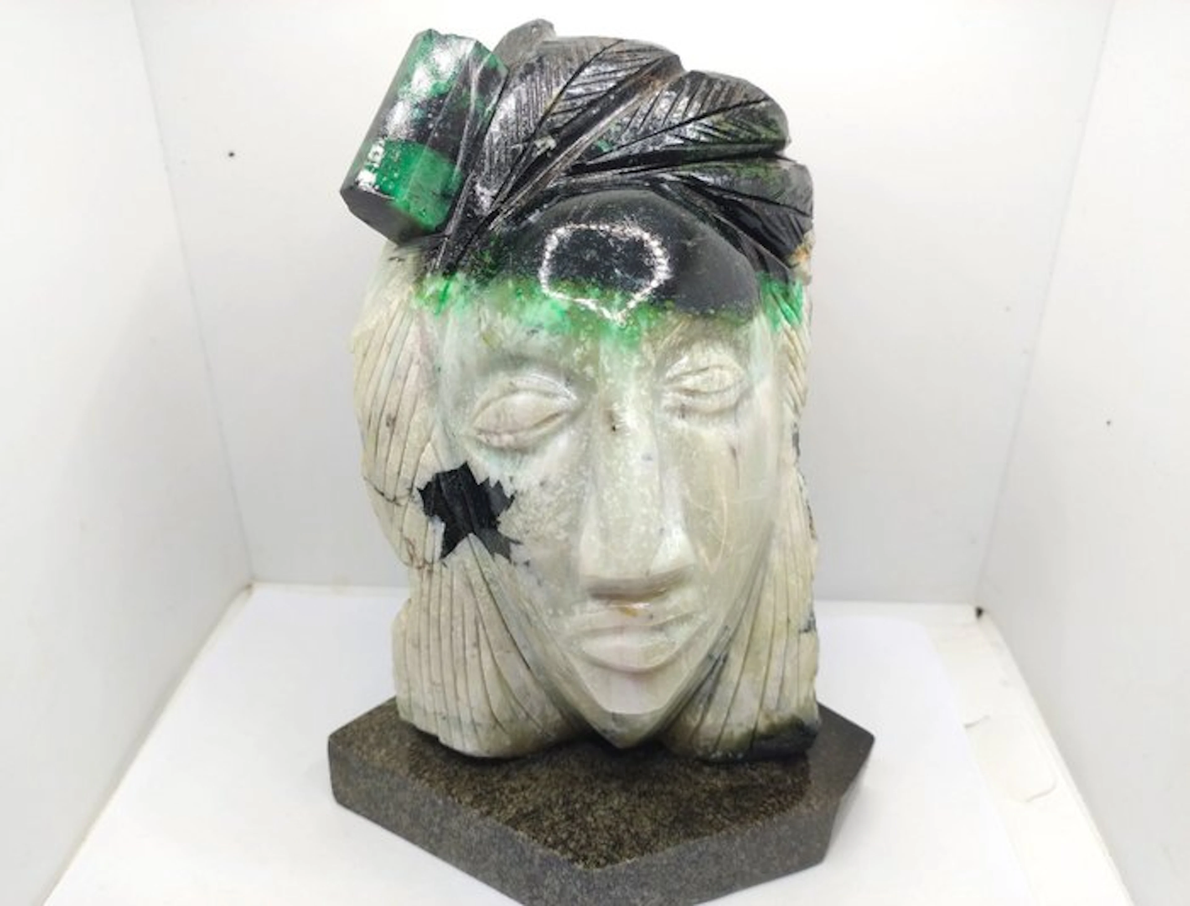 Beautiful carved Brazilian Emerald - Handmade- 2.19 kg