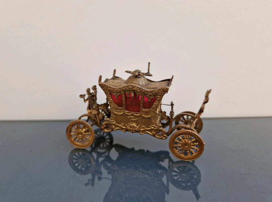 Vergulde Miniatuur-koets met Meetlint ~ Chatelaine...