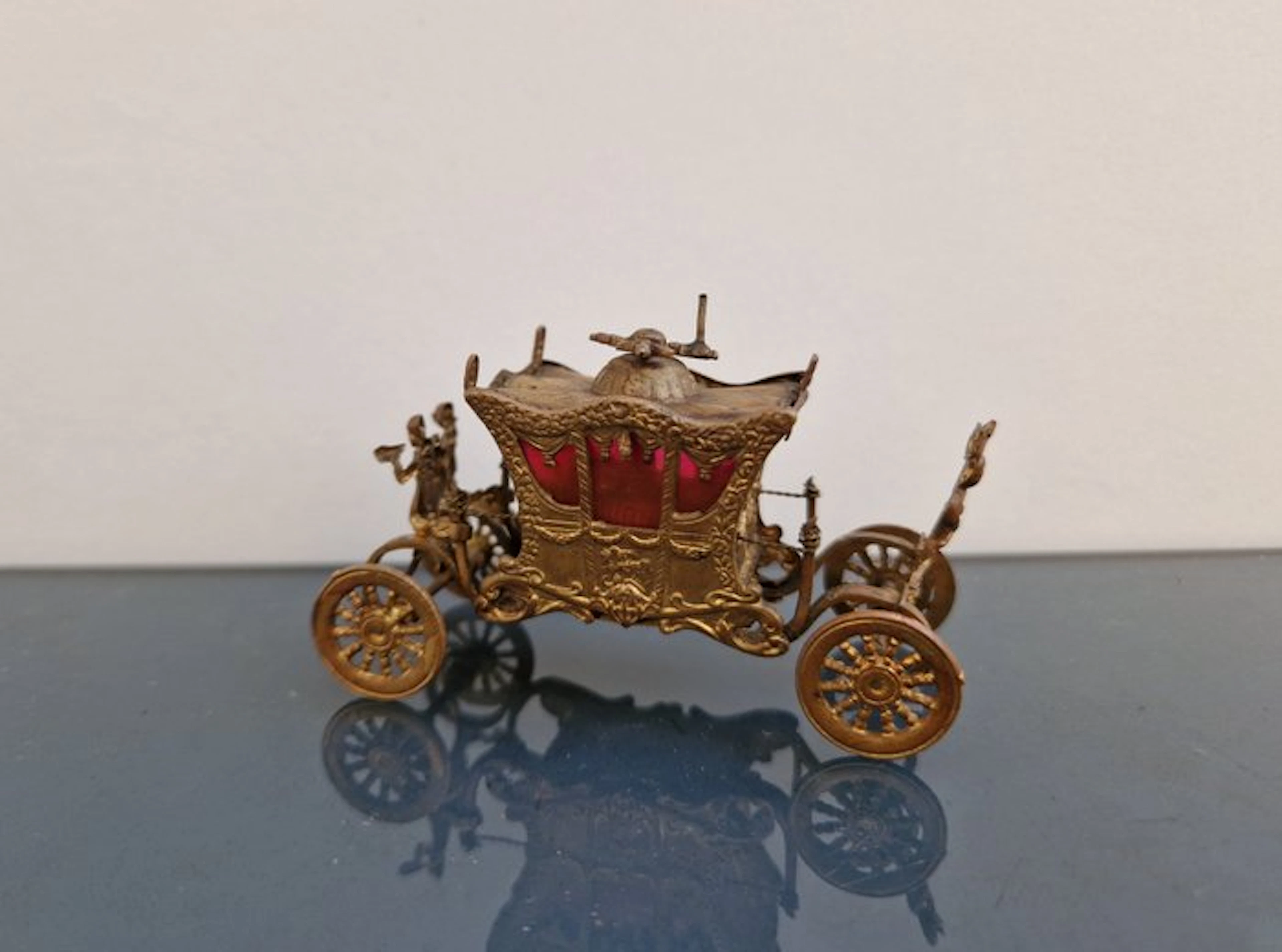 Vergulde Miniatuur-koets met Meetlint ~ Chatelaine...