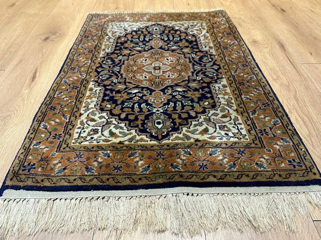 Hand-knotted Indo Ghom rug – Classic medallion design...