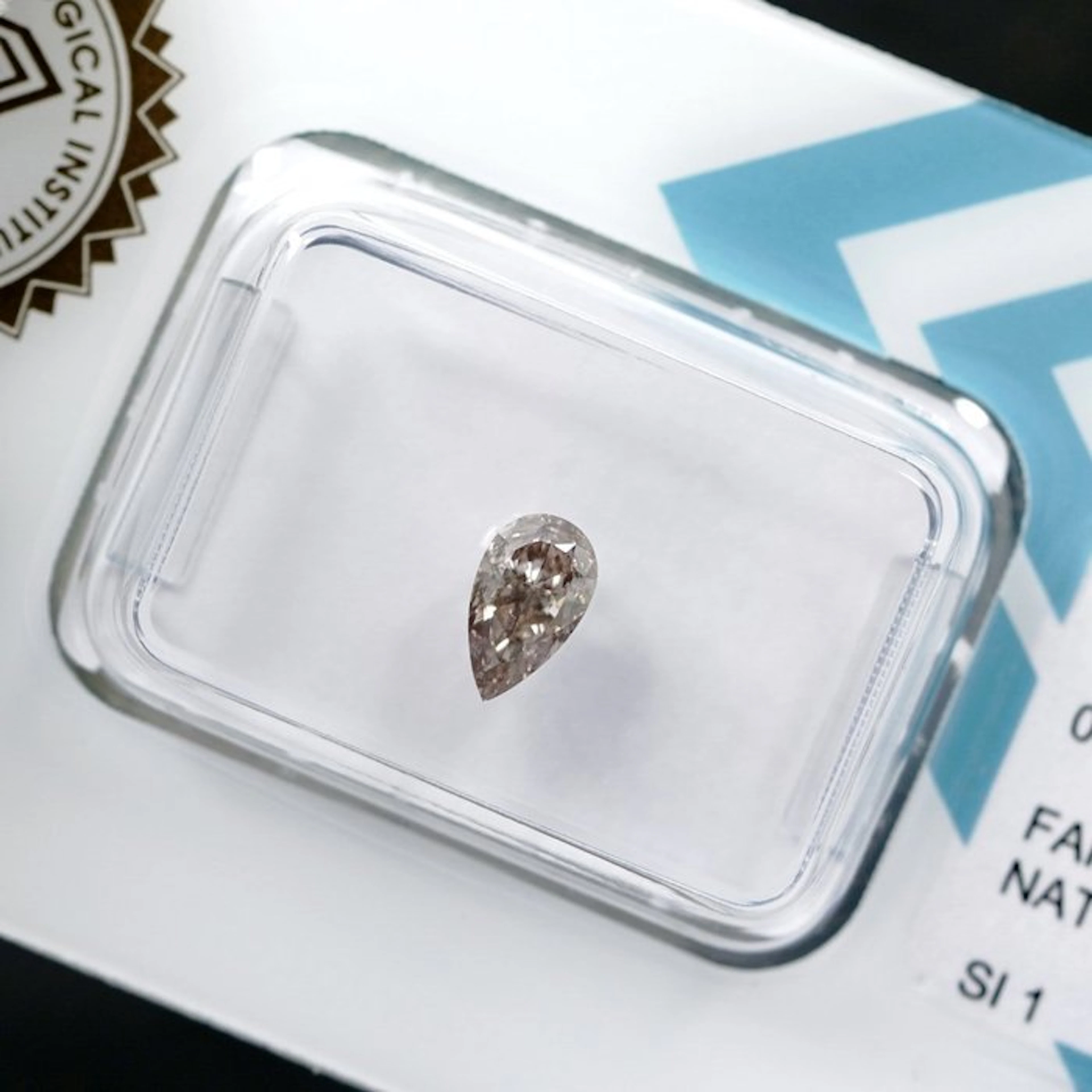 No reserve price - 1 pcs Diamond (Natural coloured)...