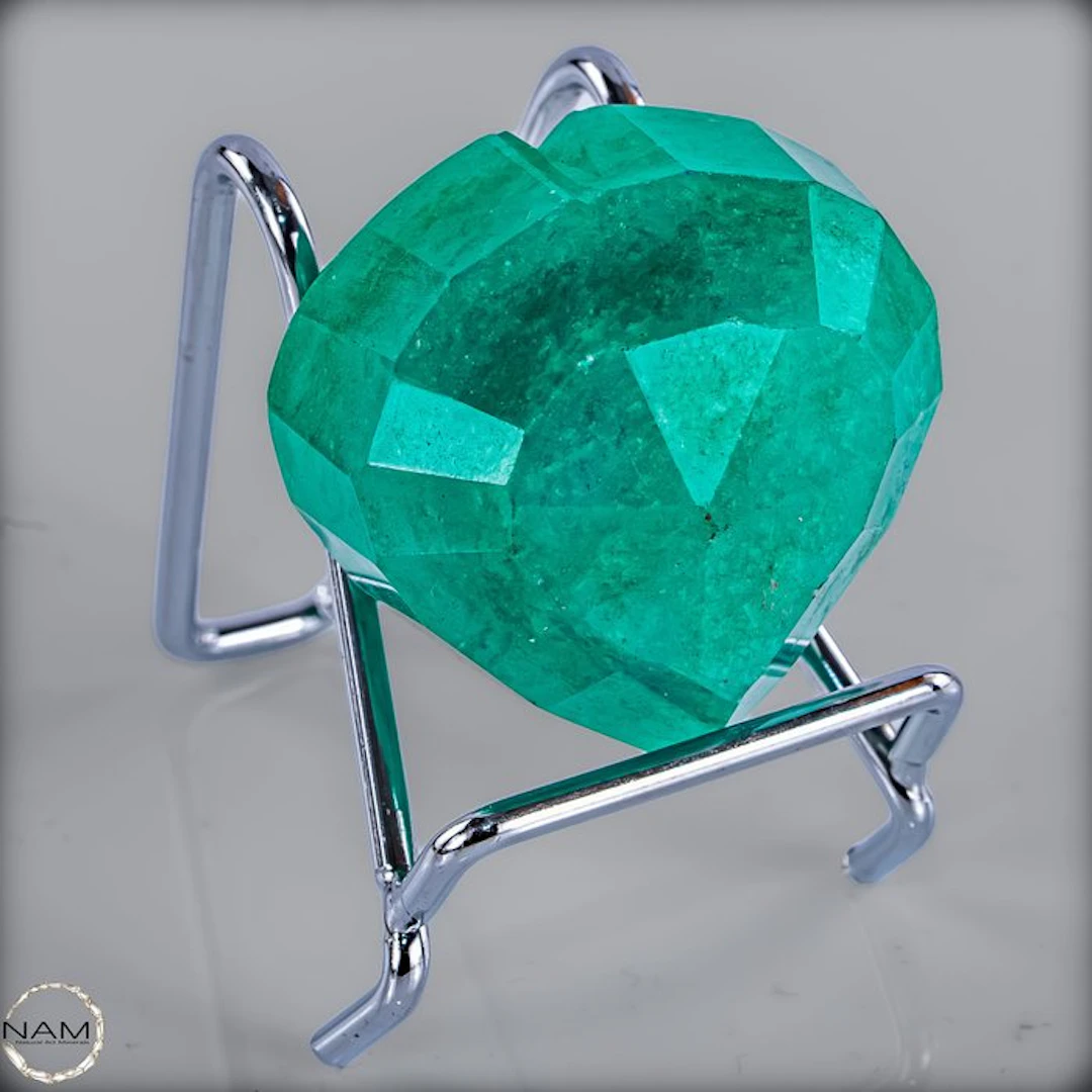 Emerald Heart – A Symbol of Love in fascinating green- 186.55 ct- 80.45 g