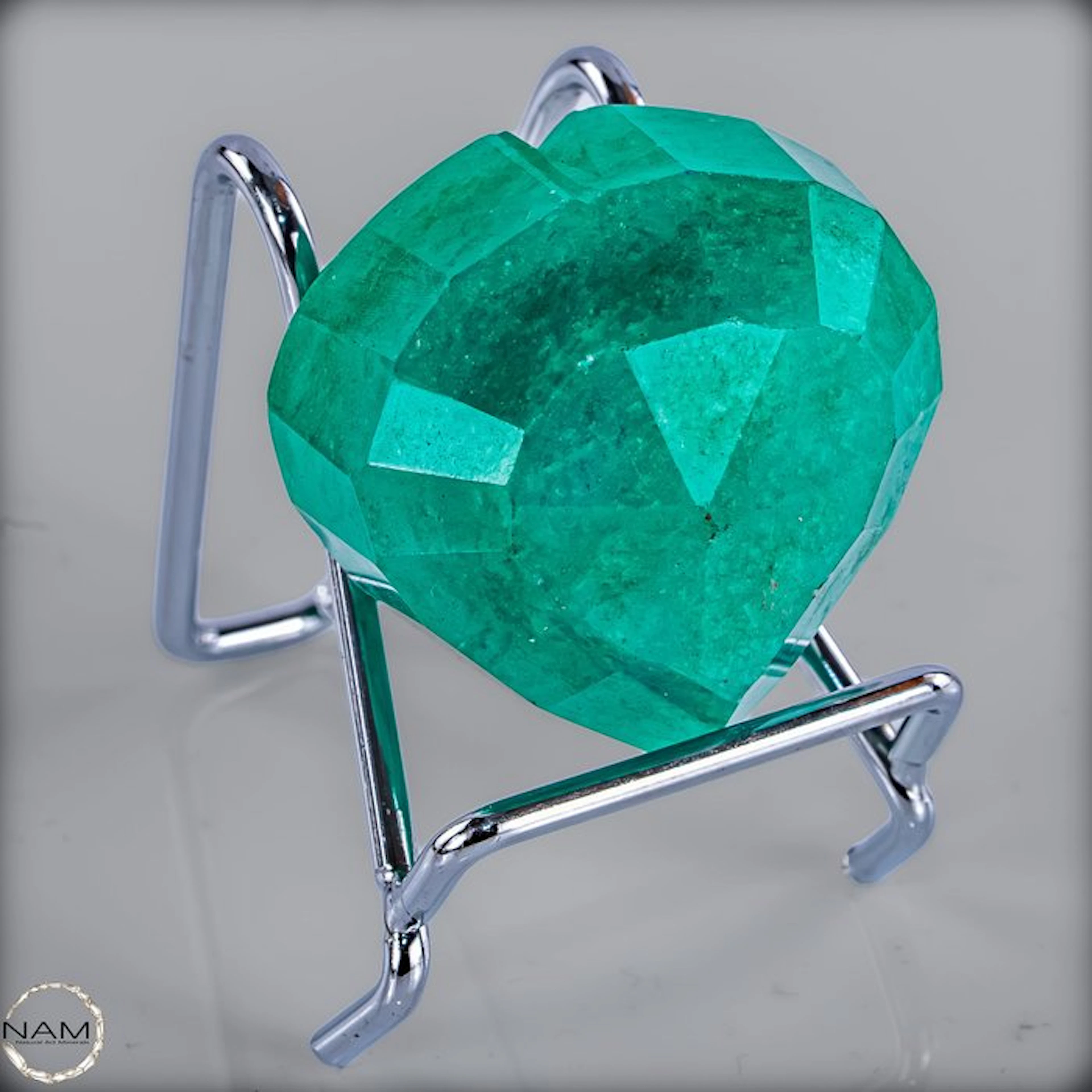 Emerald Heart – A Symbol of Love in fascinating green- 186.55 ct- 80.45 g