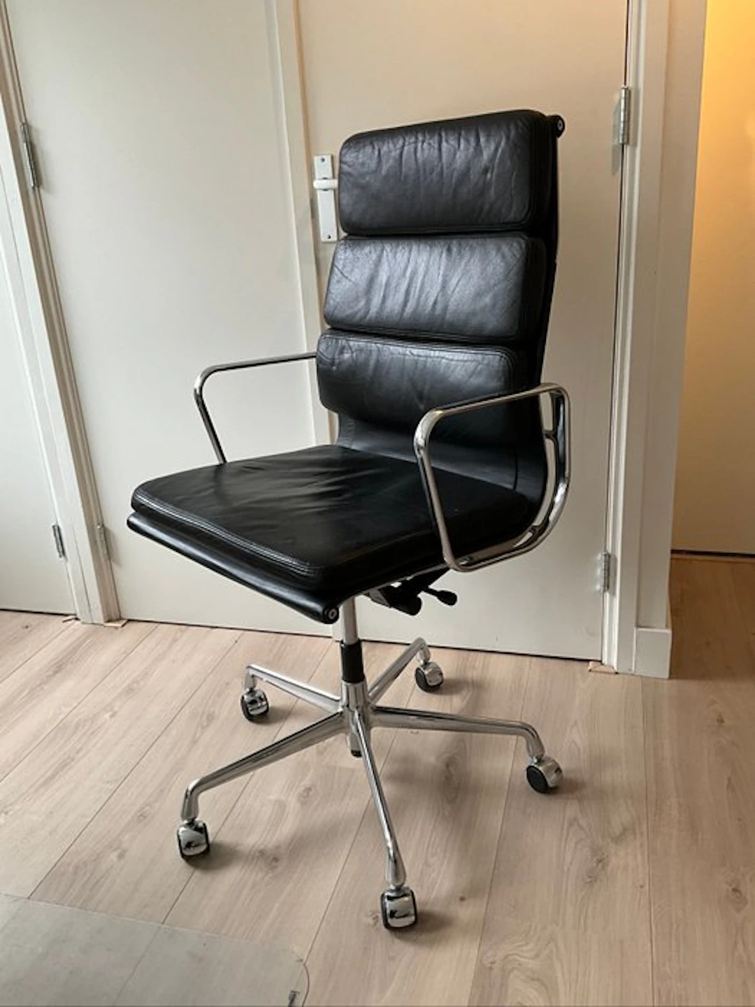 Vitra - Charles & Ray Eames - Chair - EA119 - Leather